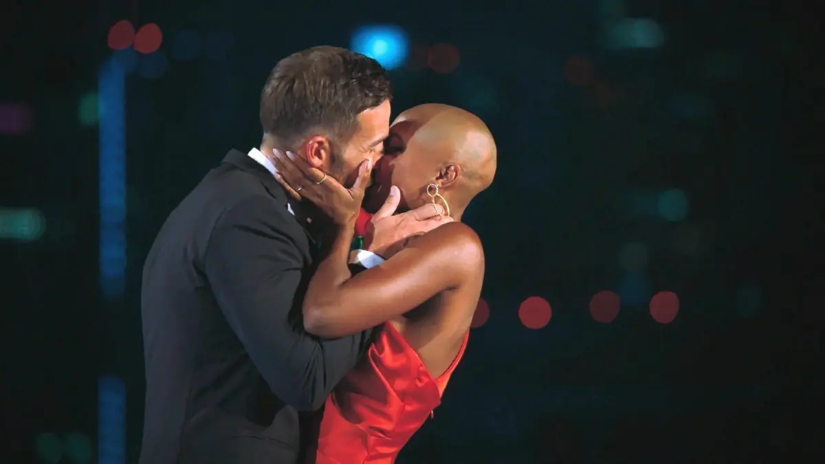 Im Finale von „Die Bachelorette“ 2022 entschied sich Sharon Battiste für Jan Hoffmann.
Jan und Bachelorette Sharon
Die Verwendung des sendungsbezogenen Materials ist nur mit dem Hinweis und Verlinkung auf RTL+ gestattet.