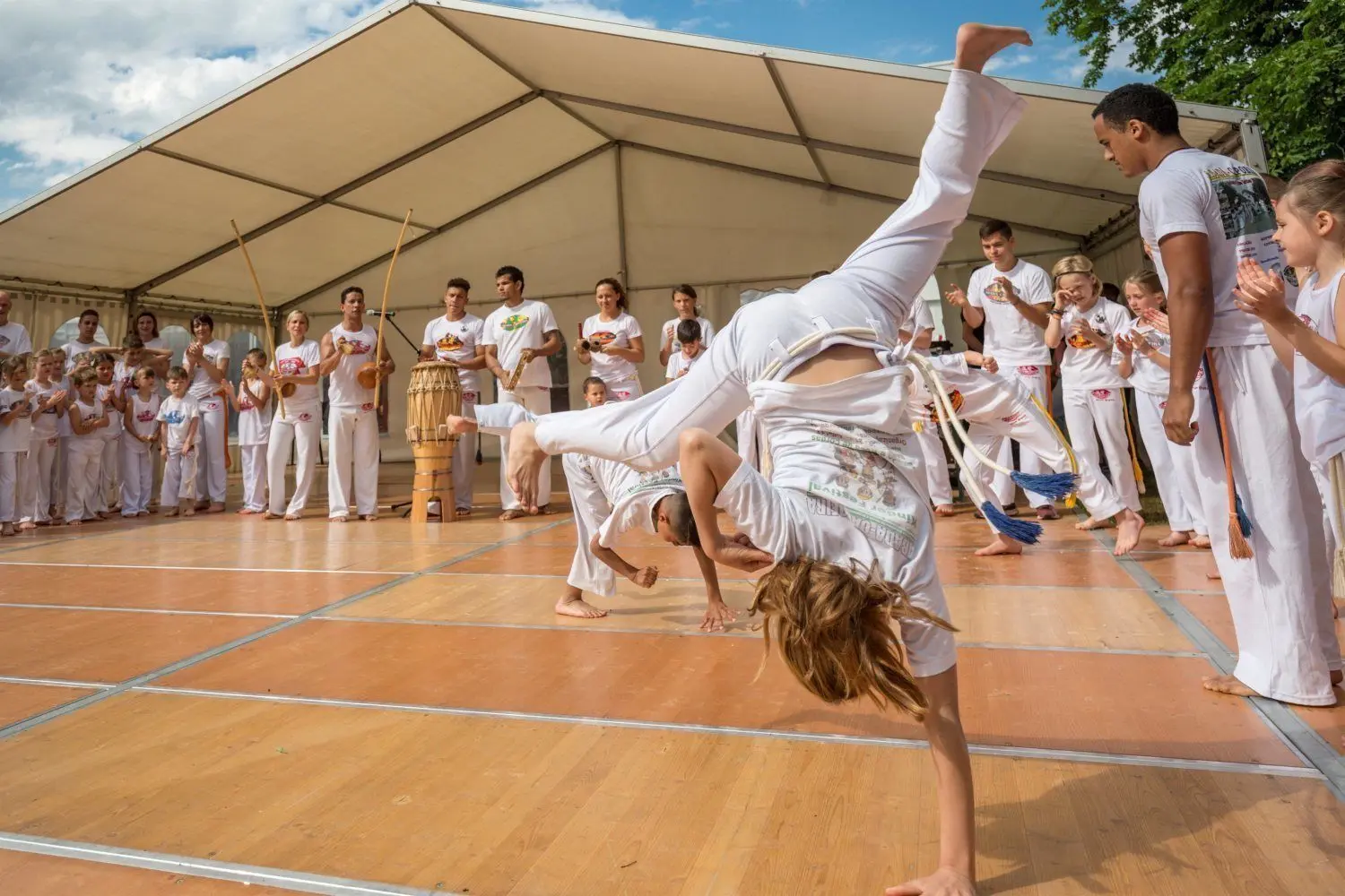 Im Radschlag über die Bühne: Die Capoeira-Gruppe der Oberlin-Jugendhilfe tritt regelmäßig öffentlich auf, so geschehen auch beim Fest der Begegnung auf dem Metzinger Kelternplatz. Unser Foto entstand beim Jahresfest der Bruderhaus-Diakonie.⇥