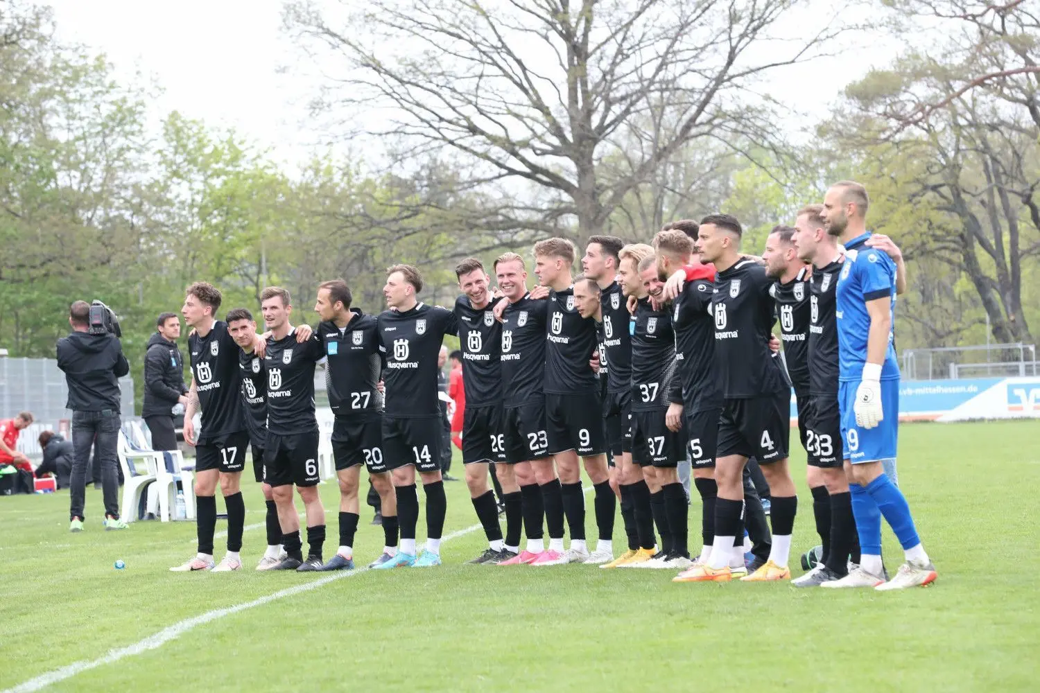 Die Mannschaft vom SSV Ulm 1846 Fussball feiert nach dem 2:0 in Gießen vor den mitgereisten Fans.