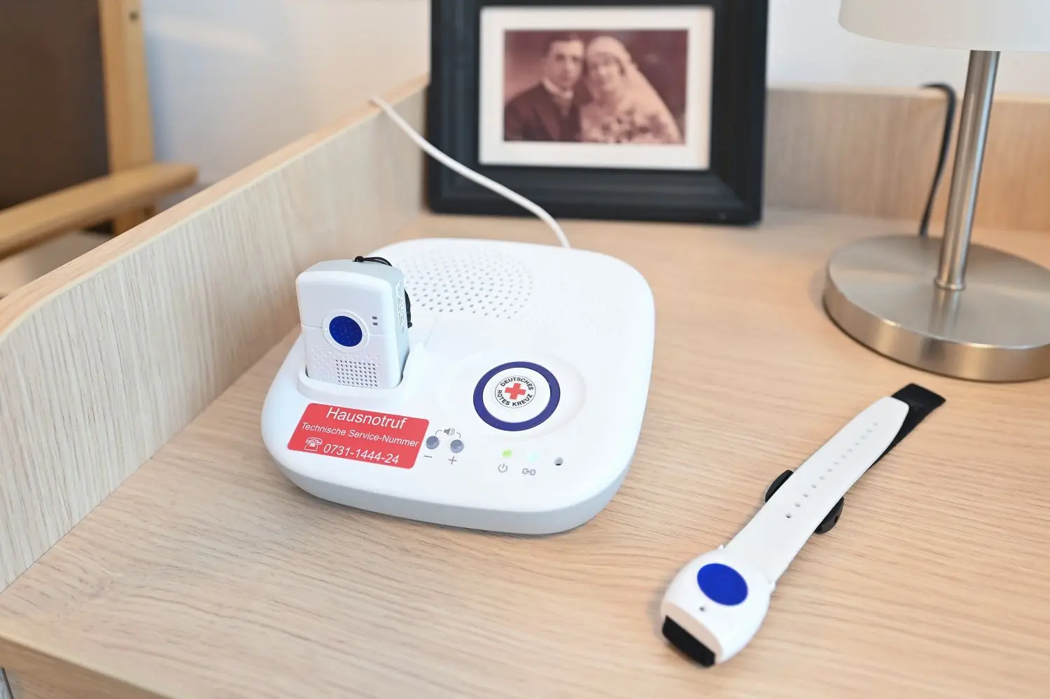 Dieses Notruf­gerät löst Alarm aus, sobald ein Bewohner einen programmierten Bereich verlässt. Ein mobiles Ortungsgerät hilft im Notfall dabei, orientierungslose oder hilfsbedürftige Personen aufzufinden.