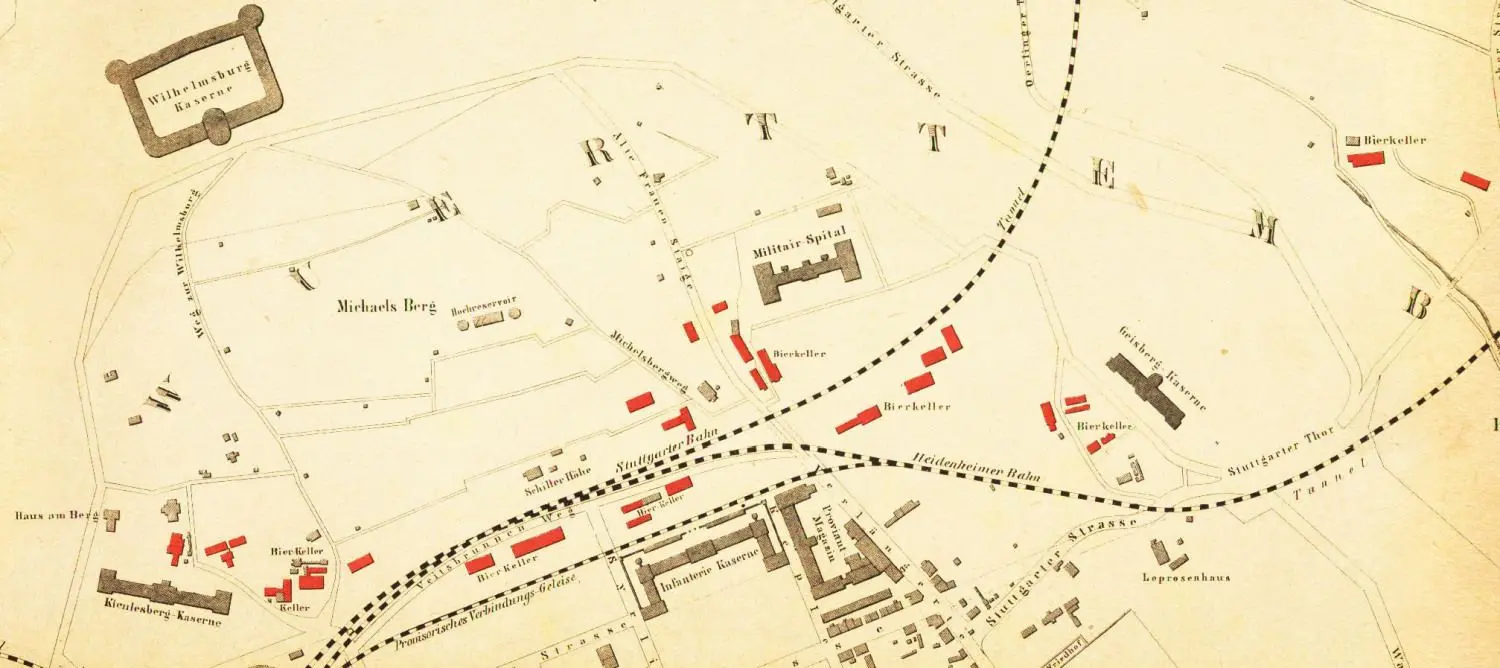 Der Stadtplan von 1877 verzeichnet rund 30 Bierkeller, den östlichsten am Safranberg. Die ersten Felsenkeller waren bei der des Postwirts Wößner (links, nördlich der später erbauten Kienlesbergkaserne).