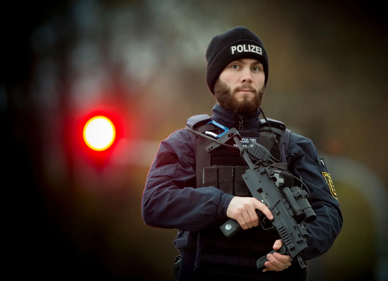 Die Beamten sind vor der Veranstaltung der Bandidos in Ulm durchaus schwer bewaffnet unterwegs.