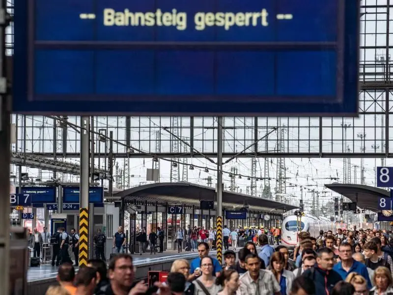 Vier Gleise des Frankfurter Hauptbahnhofs wurden sofort gesperrt.
