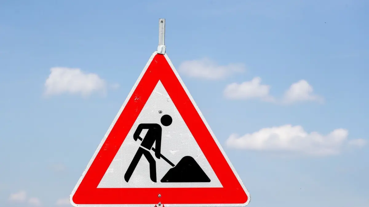 Baustellen an Bahnübergängen werden in Calau in der nächsten Zeit häufiger anzutreffen sein.
ARCHIV - 18.07.2019, Sachsen, Borna: Ein Schild weist auf eine Baustelle hin. (zu dpa «Volksinitiative gegen Straßenausbaubeiträge gibt erneut Unterstützerlisten ab») Foto: Jan Woitas/zb/dpa +++ dpa-Bildfunk +++