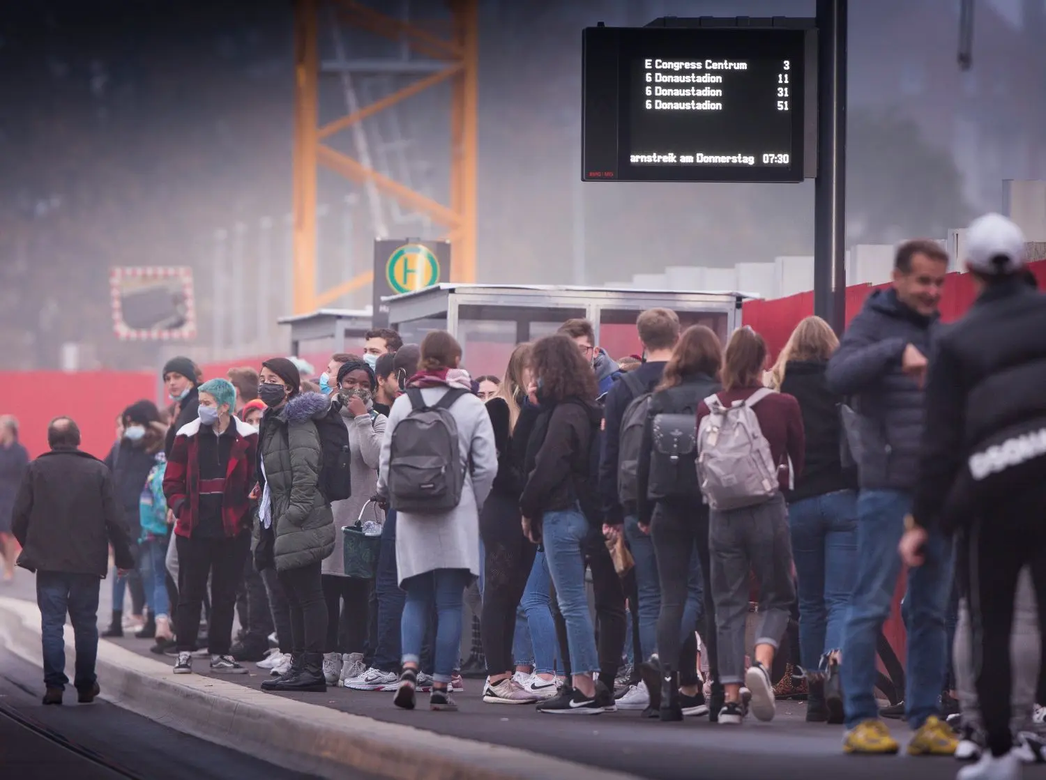 Wo bleibt sie denn, die Straßenbahn zum Kuhberg? Klar gab es am Donnerstag auch Schüler und Berufspendler, die vom angekündigten Warnstreik im kommunalen Nahverkehr nichts wussten. Für viele hieß es dann eben: Fußmarsch. ⇥