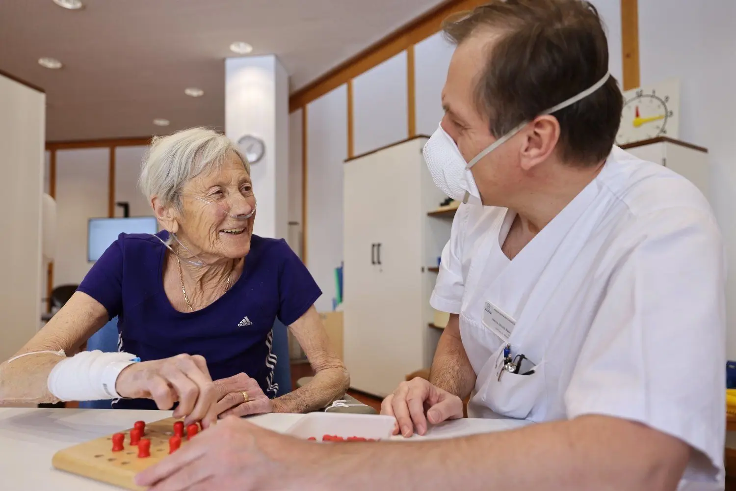Die Geriatrie umfasst viele Bereiche der Medizin. Für Dr. Heinz-Ulrich Raschke, Leiter des Zentrums für Altersmedizin der Ermstalklinik, geht es immer um die bestmögliche Versorgung der Patienten.⇥