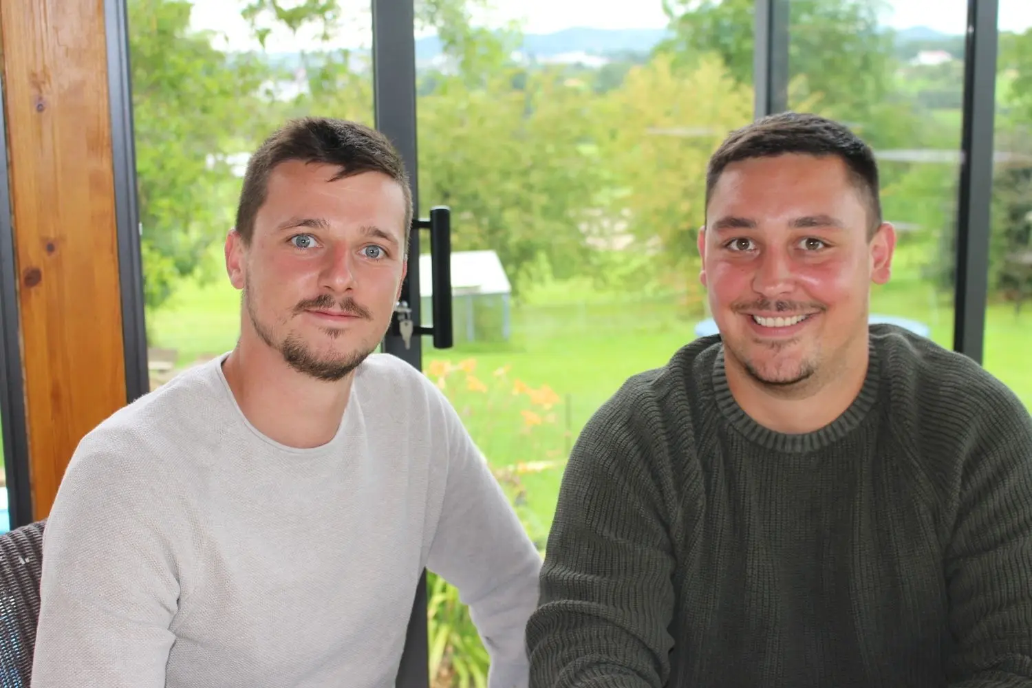 Daniel Knab (links) und Chris Roth traten mit einem vollgepackten Kleinbus die Fahrt ins Katastrophengebiet an.