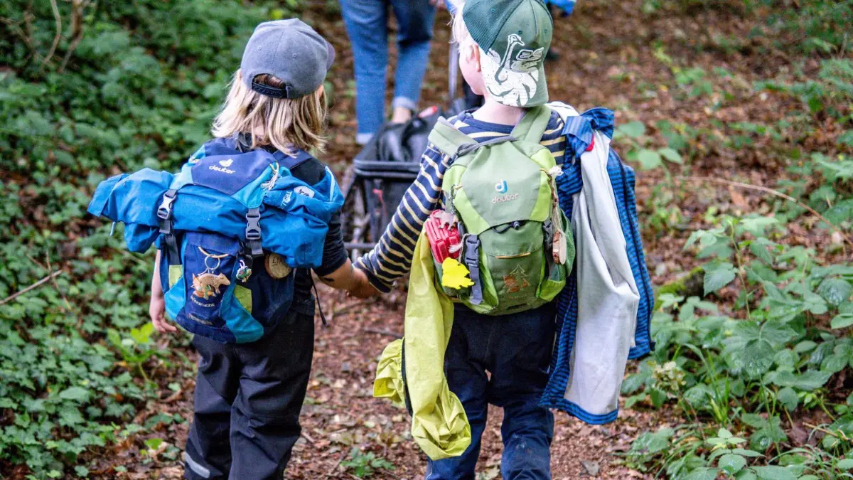 30.06.2021, Schleswig-Holstein, Preetz: Die Kinder und Erzieher der Kita Wühlmäuse liegen machen einen Spaziergang durch einen Wald. Foto: Axel Heimken/dpa +++ dpa-Bildfunk +++
