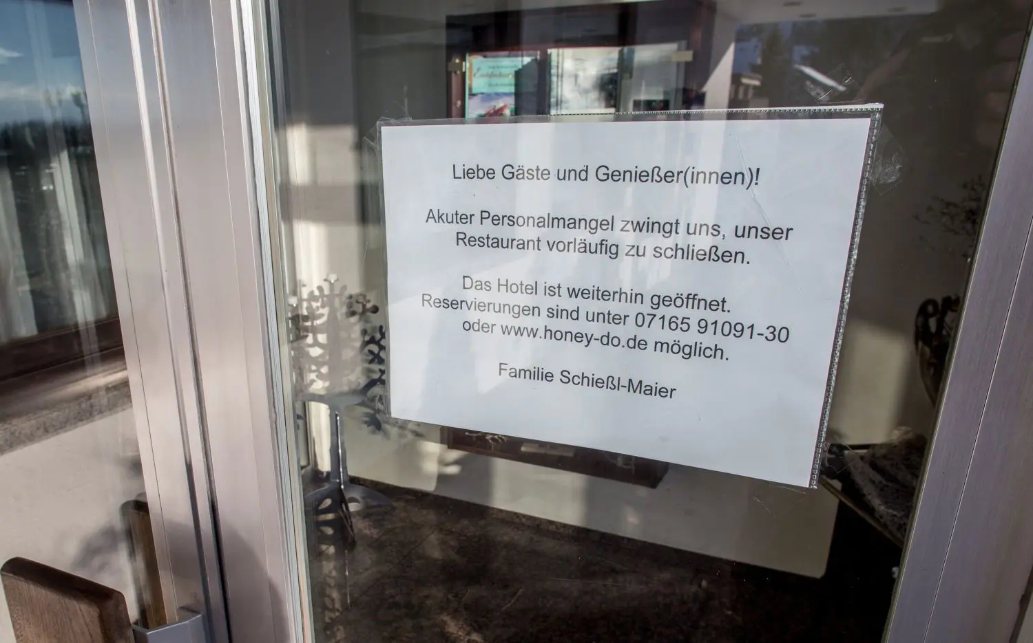 Mit diesem Schild an der Restaurant-Tür informieren die Betreiber die Gäste über die aktuelle Lage im Honey-Do.