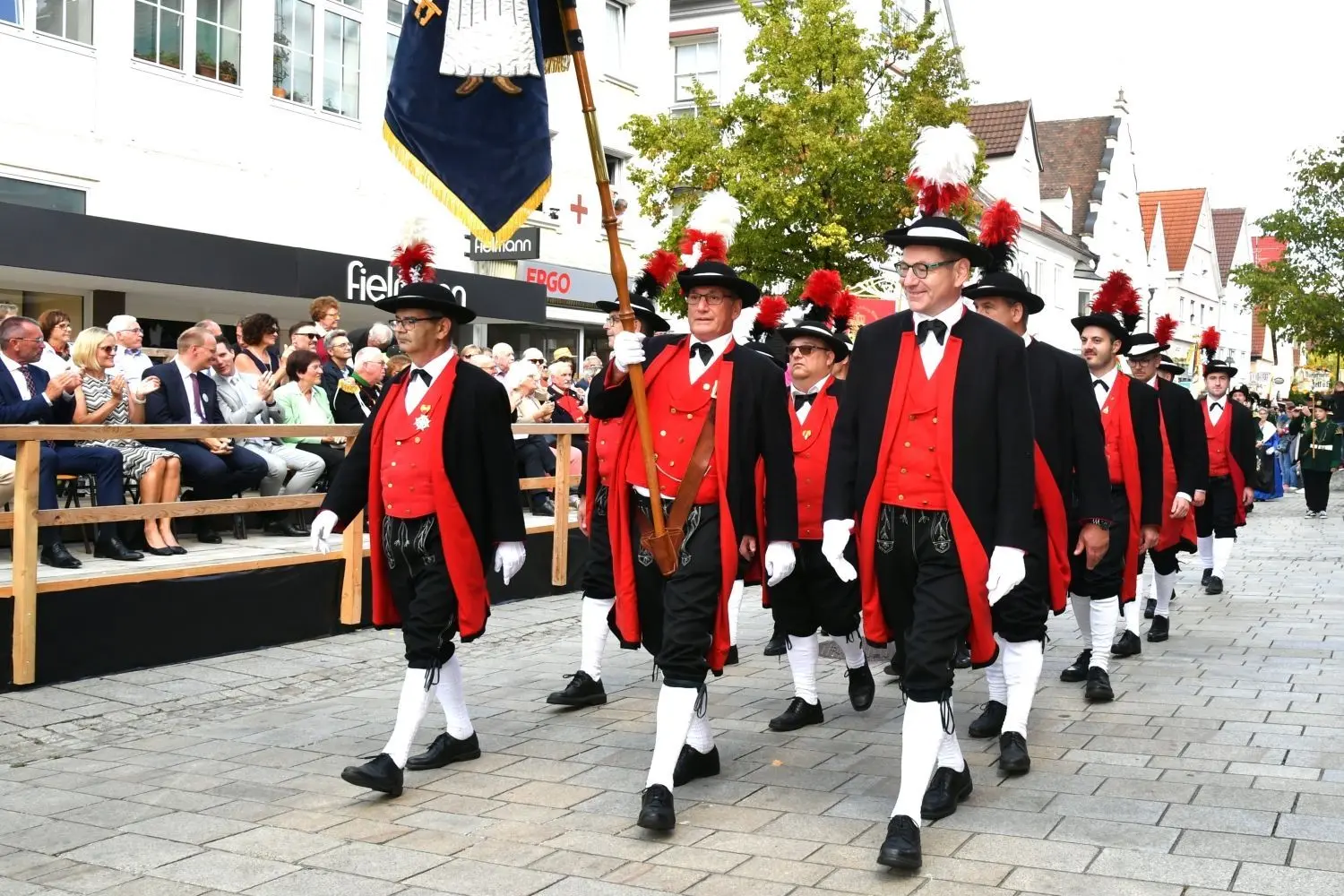 Musikkappellen aus Ehingen, historische Bürgerwachen und Milizen aus 48 Orten in Baden-Württemberg und rund 2000 Teilnehmer "im bunten Rock" waren am Sonntag zu Gast in Ehingen.
