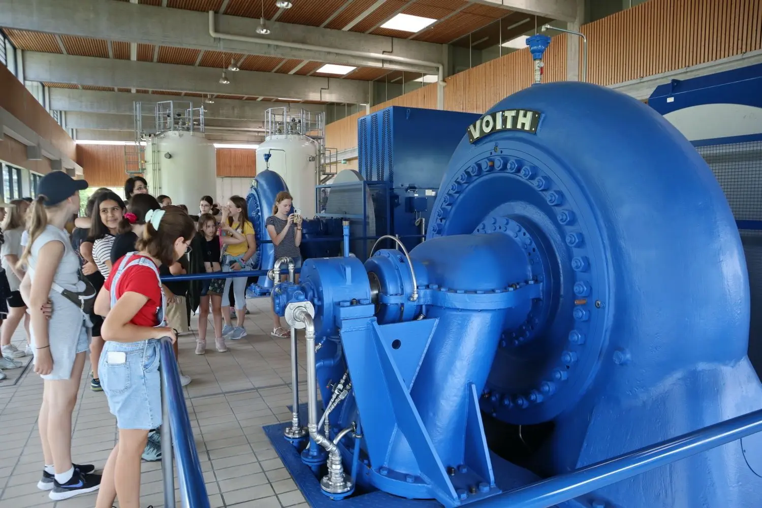 Die Schüler der Klasse 5b des St.-Bonaventura-Gymnasiums Dillingen bestaunen die Pumpen des Wasserwerkes.