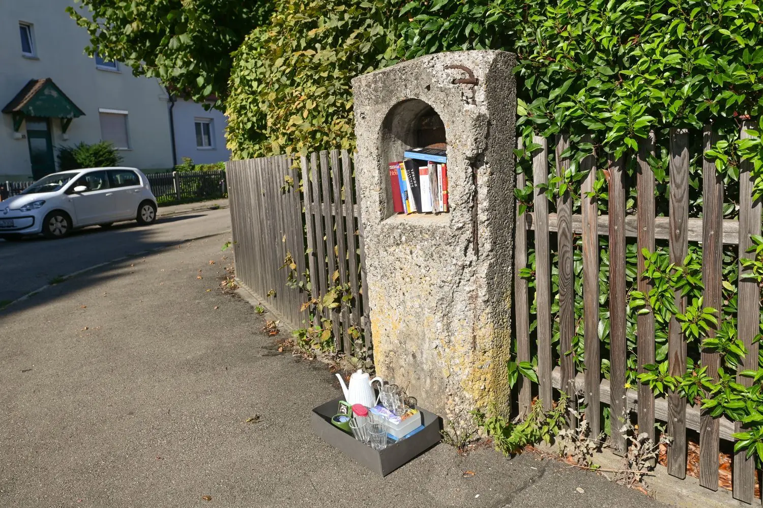 In dem Bildstock (links) in der Weststadt werden Bücher und Magazine getauscht. Ansonsten tauchen Geschenkekisten und Einzelstücke überall mal im Stadtgebiet auf. Das nachhaltige Angebot ist in Ordnung, so lange der Rest weggeräumt und niemand behindert wird.  ⇥