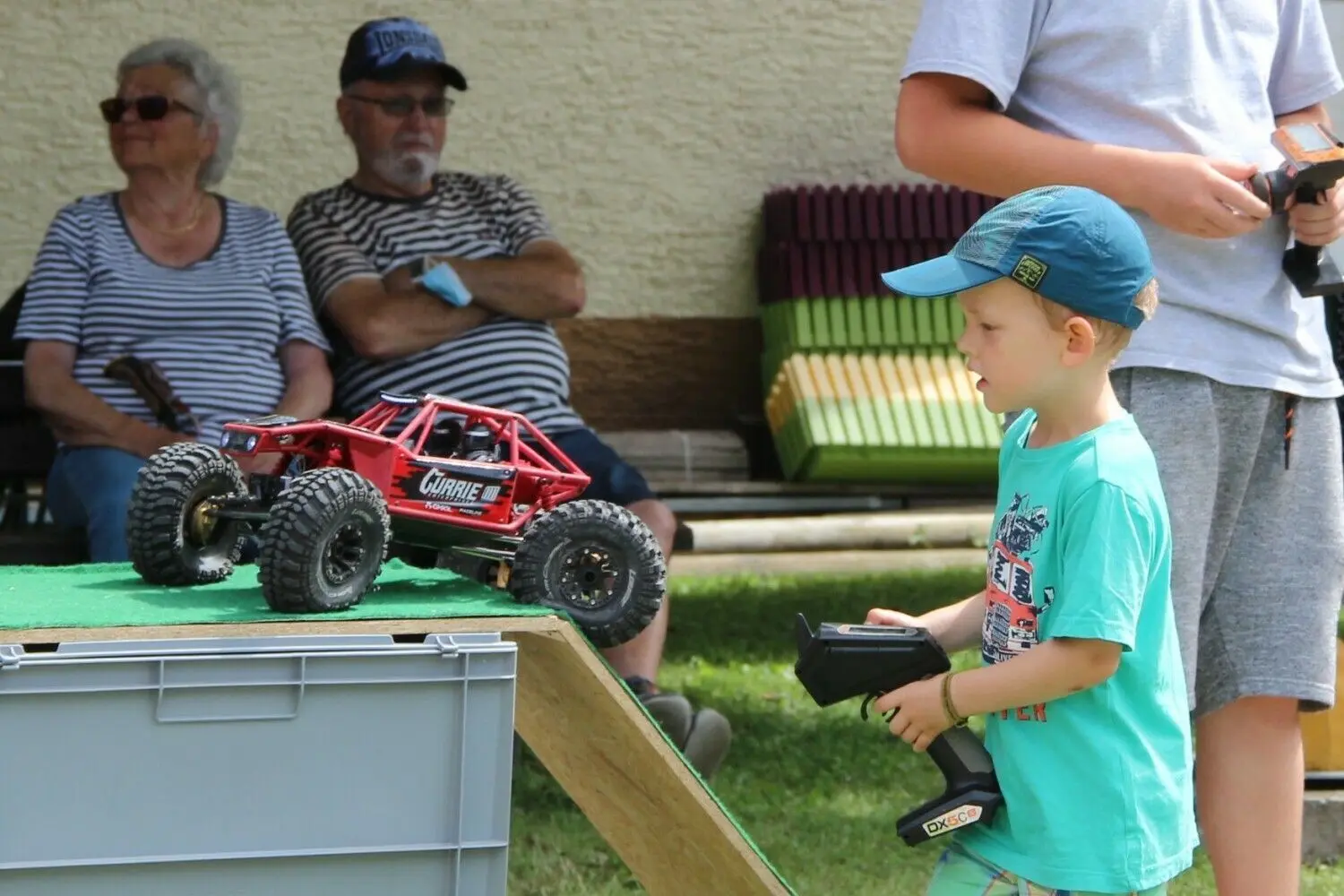 Auf dem Dorfplatz war ein Parcours mit Modellautos aufgebaut, der die jungen Besucher  magisch anzog.