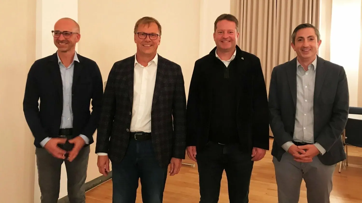 Der Stadtmarketing-Verein Hechingen steht jetzt unter der Führung von Thomas Sigg (Zweiter von links). Dessen Vize ist der bisherige Vereinschef Rainer Weith (links). Schatzmeister bleibt Sandro Milioto (rechts). Bürgermeister Phlipp Hahn ist nicht im Vorstand, aber begeistert mit dabei.⇥