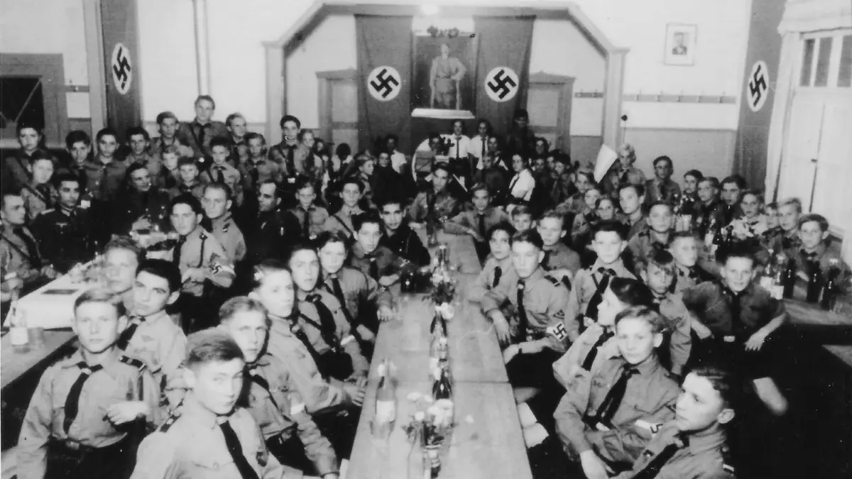 Gruppenbild aus dem Ausbildungslager in der Sägefeldschule in Wiblingen 1945. 120 männliche Jugendliche im Alter von 15 und 16 Jahren wurden dort gedrillt für ihren Einsatz im Krieg.⇥
Wiblingen, Ausbildungslager für Kindersoldaten