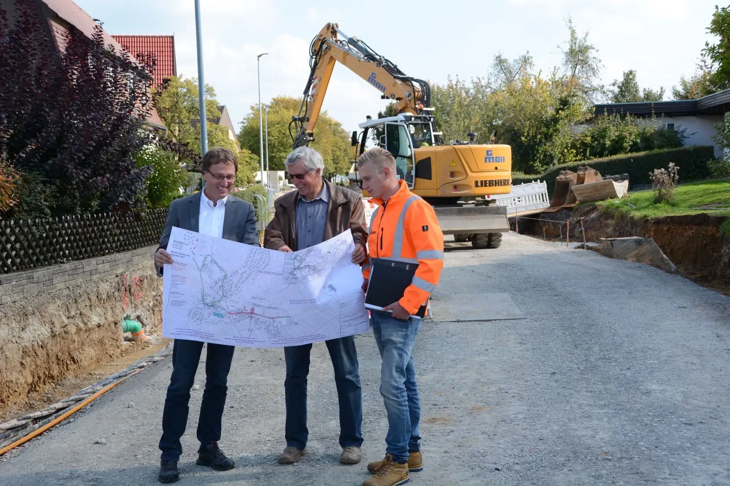 Herbert Schuck,Ortsvorsteher Siegbert Doring und Christopher Gehrer von der Firma Moll sind guter Dinge, auch wenn sich die Arbeiten an der Ortsdurchfahrt in Oberberken als komplizierter erwiesen, als zunächst gedacht.