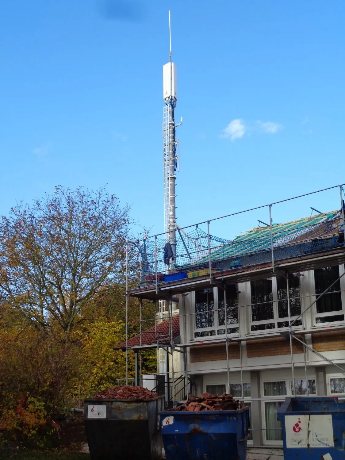 Der Mobilfunkmast an der Schule.