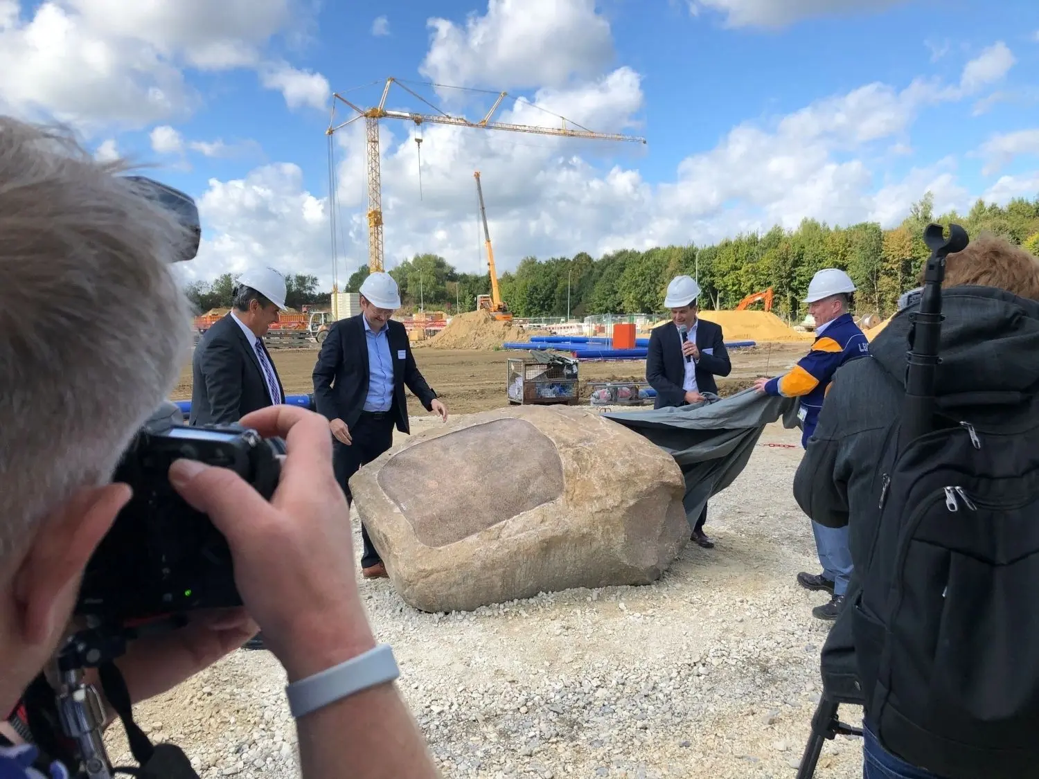 Gekommen, um zu bleiben! Mögen die handelnden Personen inzwischen auch andere sein, der ostdeutsche Stromproduzent Leag will dauerhaft in Leipheim bleiben. Das symbolisiert der zum Spatenstich für das Not-Kraftwerk im September 2021 vor Ort enthüllte, zehn Tonnen schwere Stein, der beim Braunkohleabbau in der Lausitz zu Tage gefördert wurde.