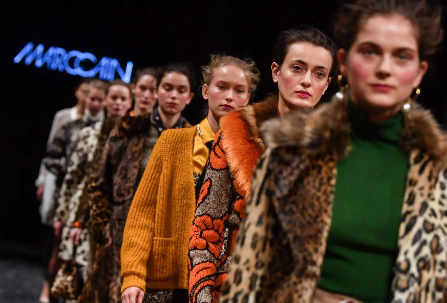 Bunt und tragbar: die Herbst-/Winter-Kollektion 2017/18 von Marc Cain. Mit flauschigem Teddyfell, neu interpretierten Animalprints und auffälligem Perlenschmuck kommt frau gut durch den Winter.
