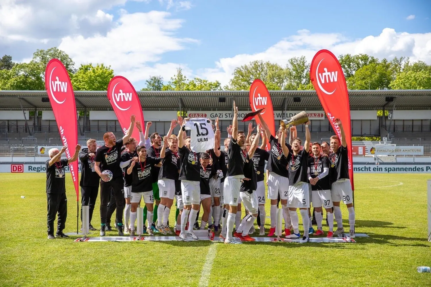 Nicht nur der Pokal wurde am Samstag in die Höhe gehalten, auch das Trikot von Marcel Schmidts. Der Verteidiger hatte sich vor kurzem das Kreuzband gerissen, dennoch will der SSV Ulm 1846 Fußball seinen auslaufenden Vertrag verlängern.