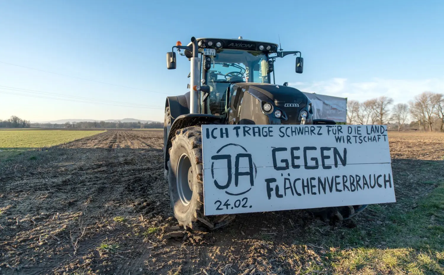 Betroffene Landwirte protestieren gegen das geplante Quartier.