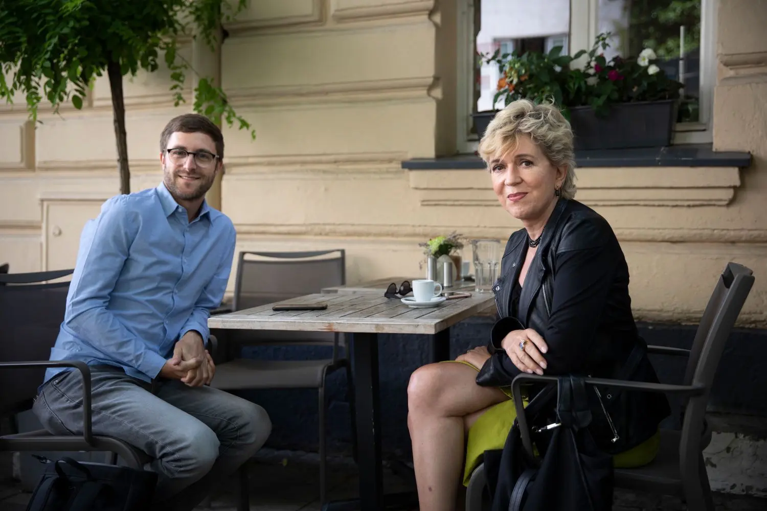 Redakteur David Nau mit Petra Reski beim Interview in München.