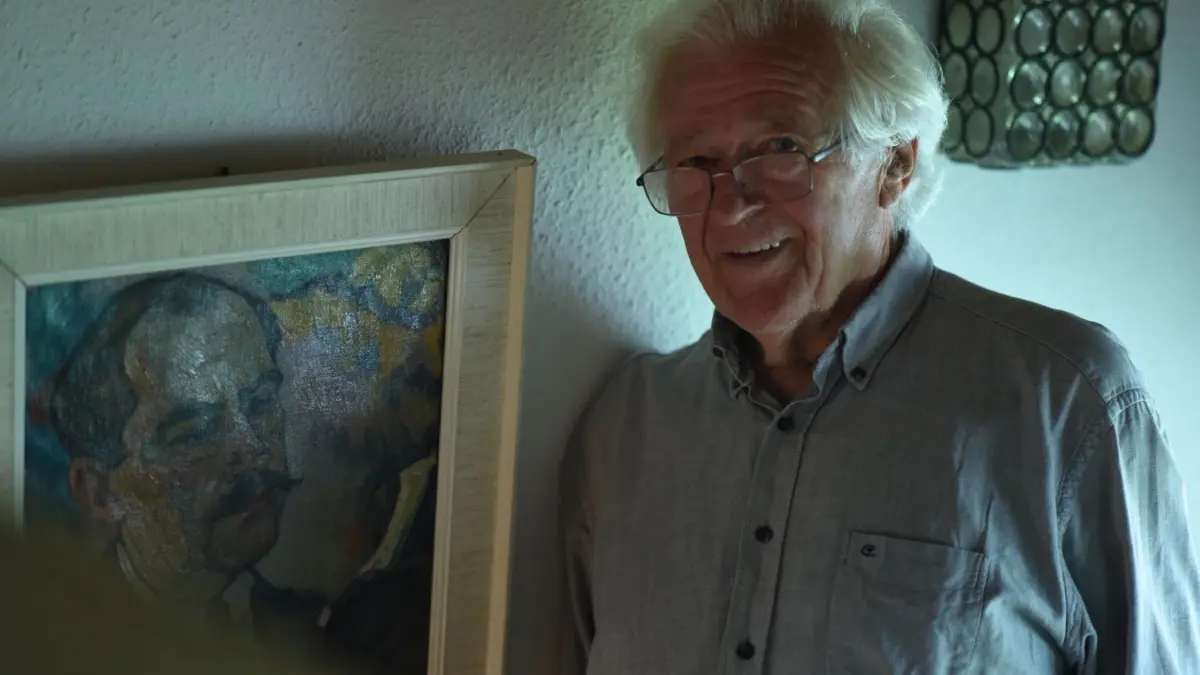 Manfred Frischknecht in seinem Uracher Haus mit einem Porträt, das der lettische Künstler Johann Walter Kurau von seinem Schüler Fritz Sprandel gemalt hat.⇥