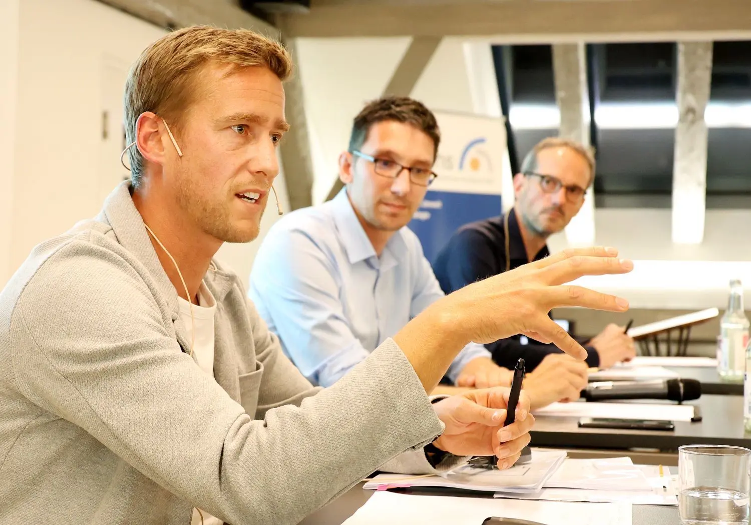 Auf dem Podium (von links) Stadtplanungschef Christian Mathieu, VHS-Chef Marcel Miara und Erster Bürgermeister Peter Klink.