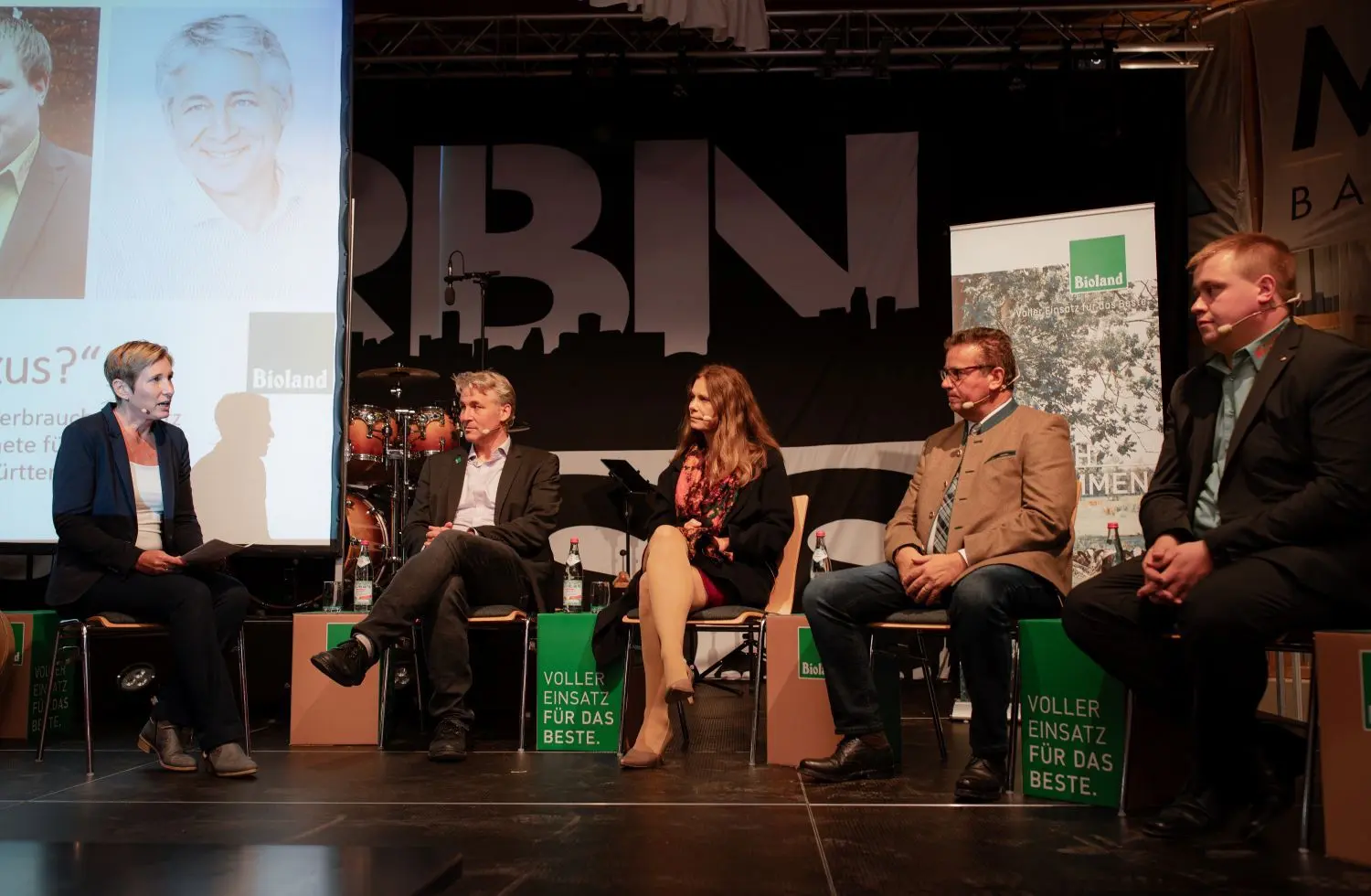 HT-Redakteurin Christine Hofmann (links) moderiert die Podiumsdiskussion in der Hofburk-Maschinenhalle mit (von links) Jan Plagge, Sarah Wiener, Peter Hauk und Marco Höfle. ⇥