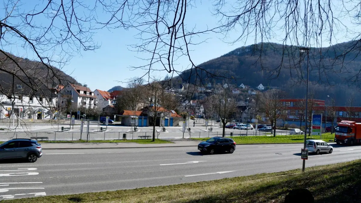 Zu den ausgewählten Projekten zählt das „Mobilitätskonzept“ für Bad Urach. In Verbindung mit der Gartenschau soll der Individualverkehr in der Kurstadt reduziert werden. Dabei steht eine „Mobilitätsdrehscheibe“ im Areal von Busbahnhof und Bahnhof im Mittelpunkt.
Urach Busbahnhof foto rot.jpg