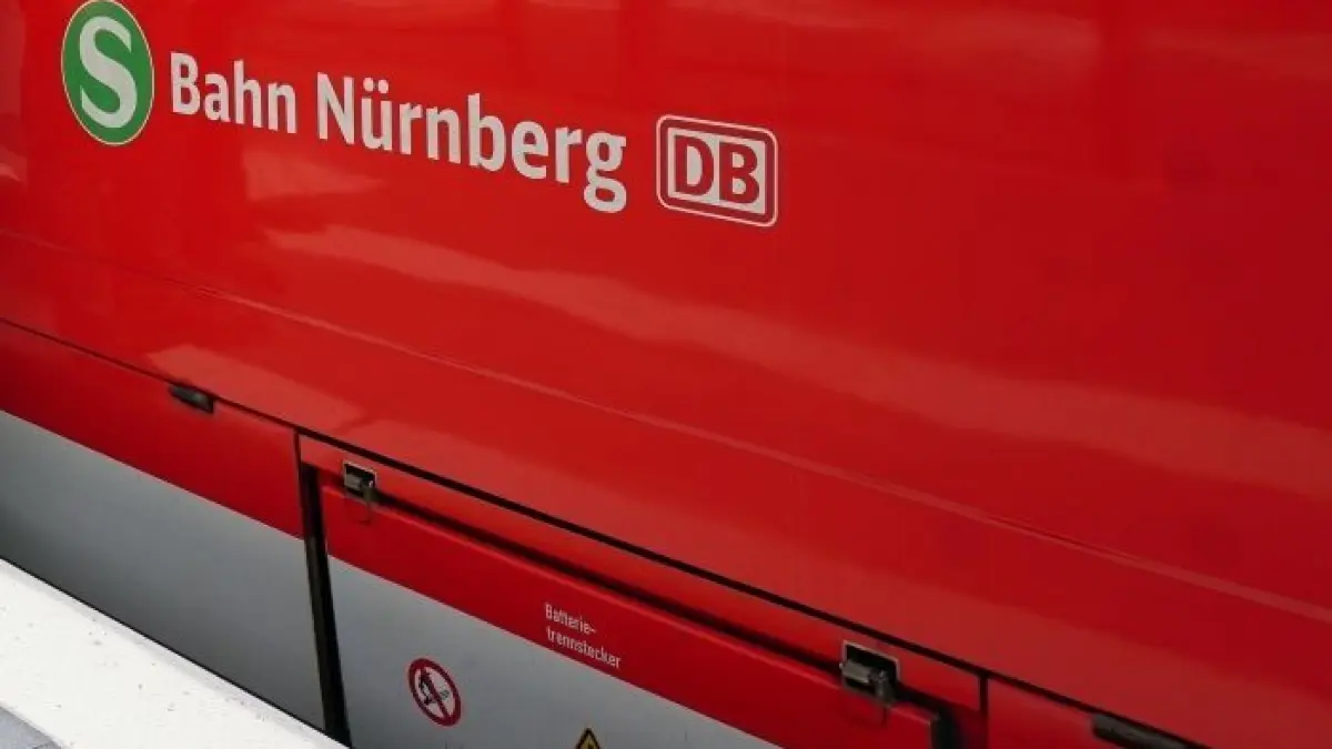 Lokaltermin auf dem Bahnhof in Dombühl vor der Nürnberger S-Bahn (von links): Wolfgang Hofmann (FDP-Kreisrat im Kreistag Ansbach), Bürgermeisterin Christine Freier aus Schnelldorf, FDP-Kreisrat Dr. Friedrich Bullinger, der FDP-Landtagsabgeordnete Stephen Brauer und Bürgermeister Jürgen Geier aus Dombühl. ⇥