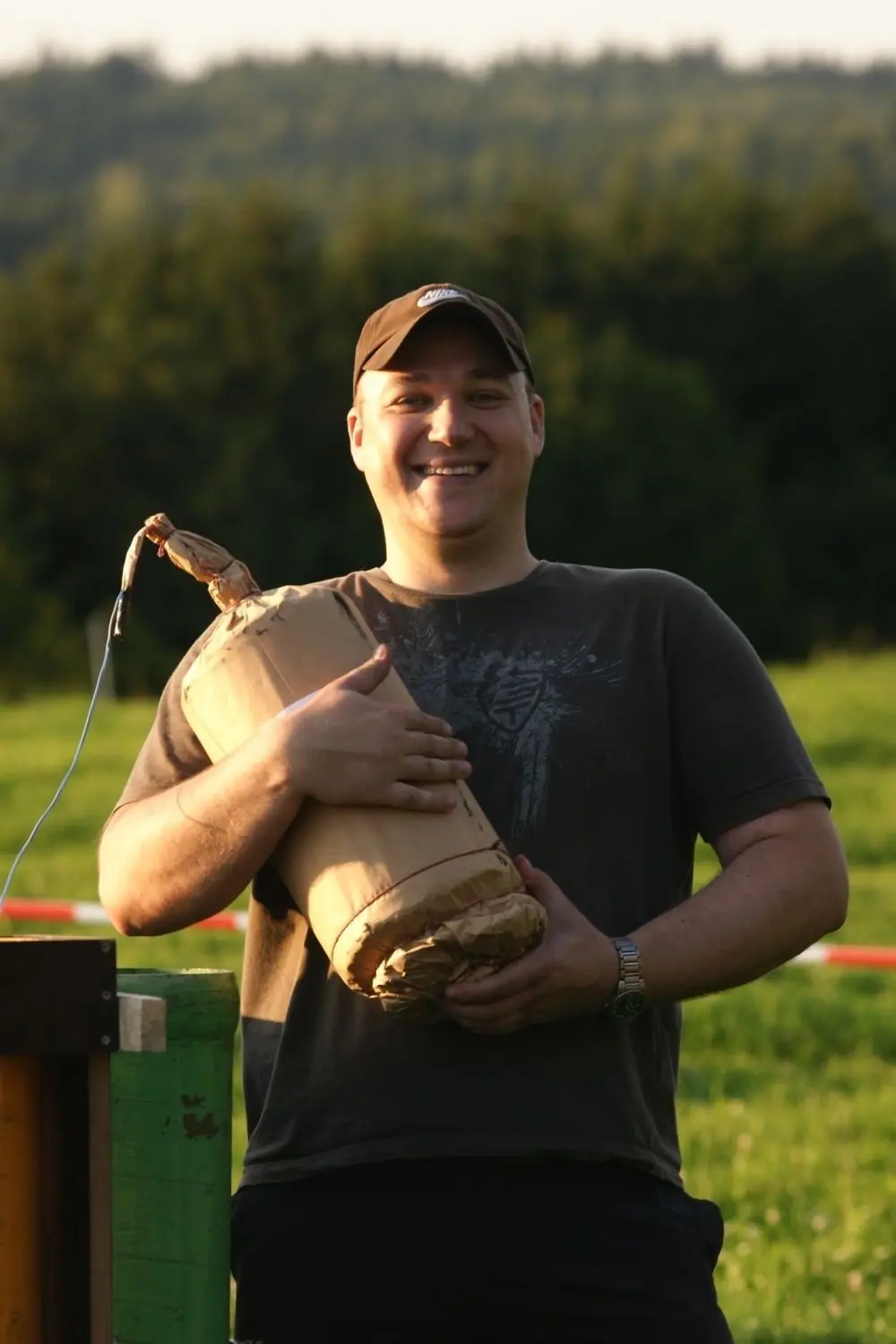 Pyrotechniker Jens Kühn mit einer Bombe.⇥
