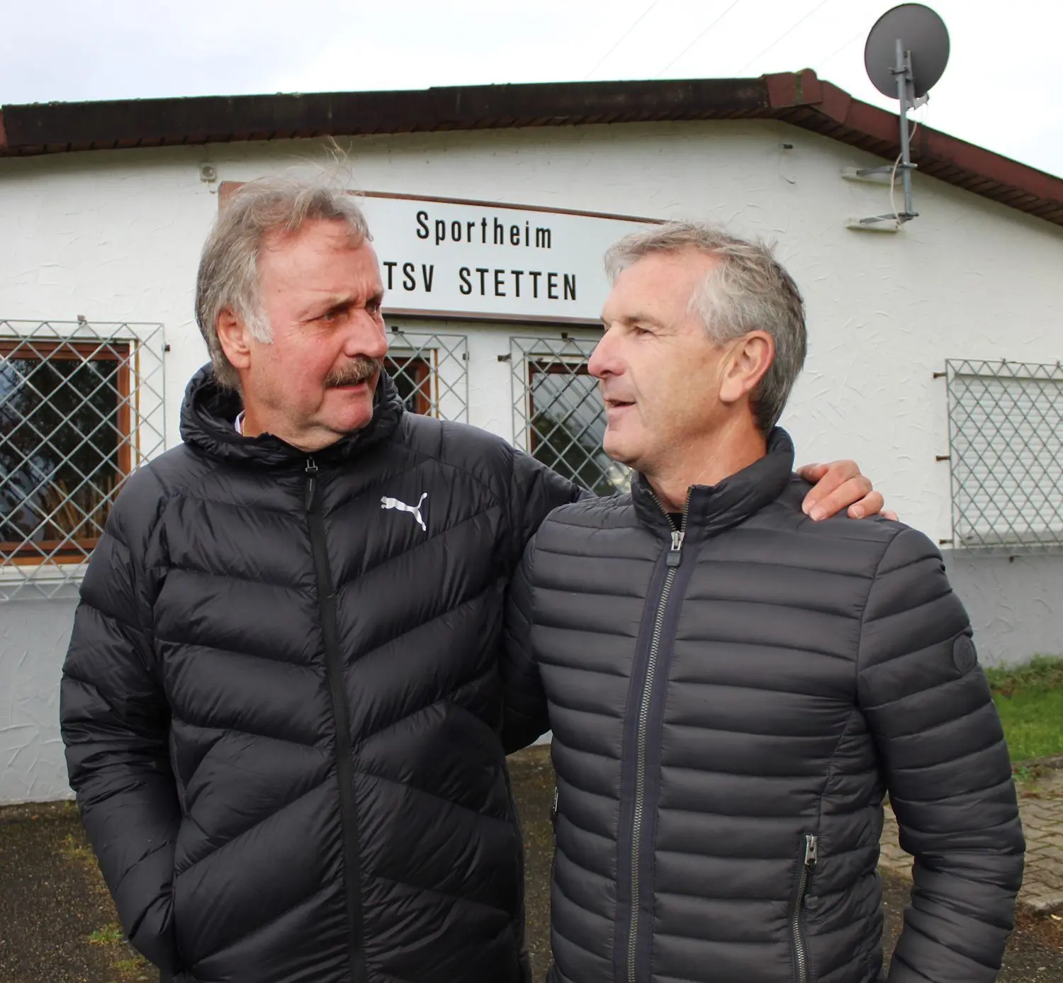 Wiedersehen zweier Ex-Schalker: Peter Neururer hatte Egon Flad, den Profi aus dem Killertal, einst – 1990 – nach Gelsenkirchen geholt.