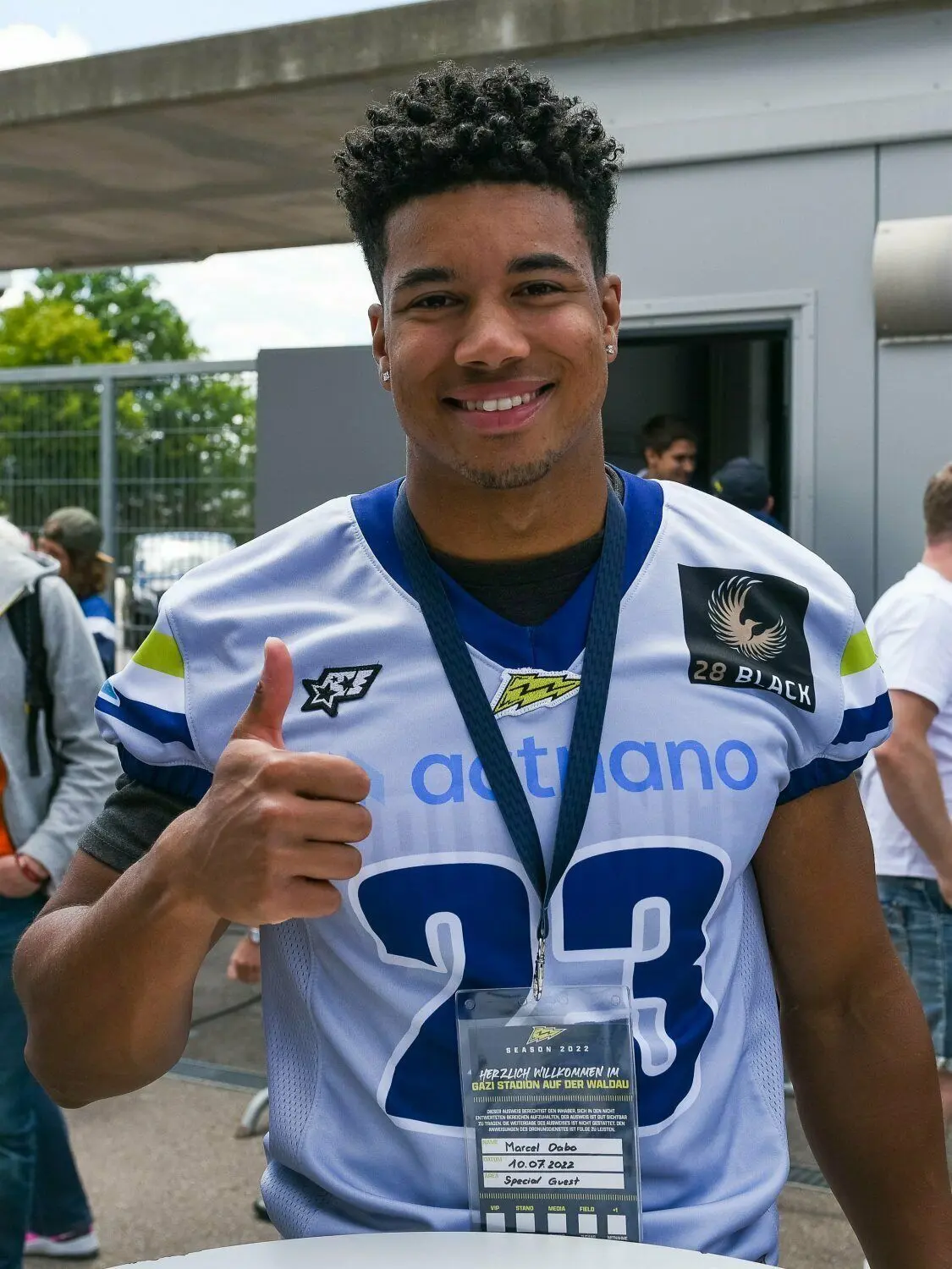 Dabo möchte American Football in Deutschland noch größer machen. In der trainingsfreien Zeit Anfang Juli besuchte er daher das Spiel der Stuttgart Surge gegen Frankfurt Galaxy in der ELF.