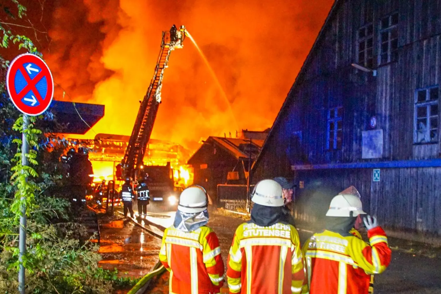 Einsatzkräfte der Feuerwehr löschen eine brennende Lagerhalle. Nach einem Blitzeinschlag ist im baden-württembergischen Weingarten eine 3000 Quadratmeter große Lagerhalle in Flammen aufgegangen.