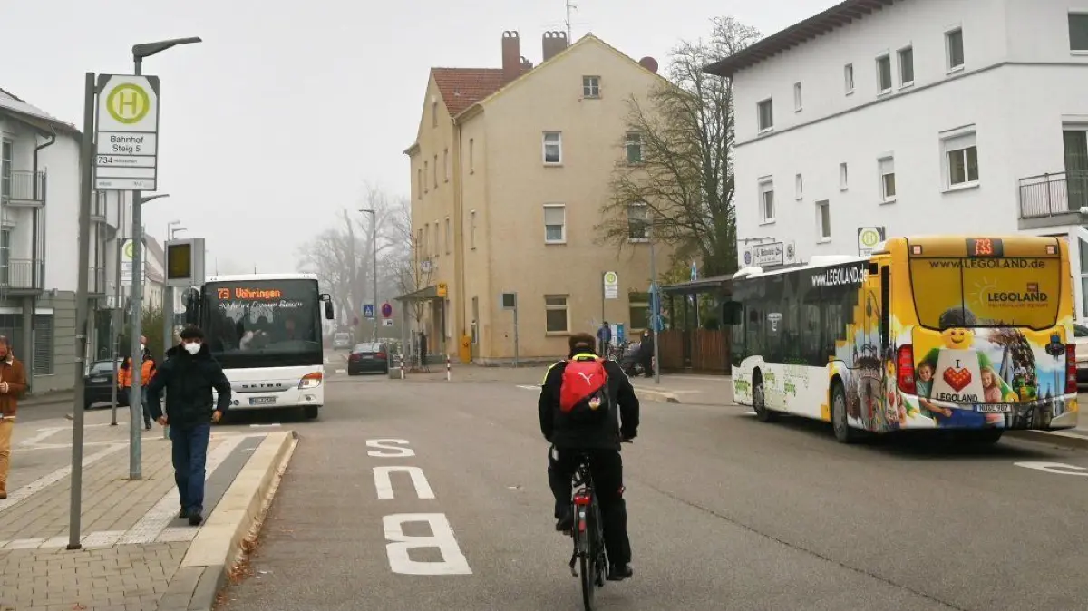 Busse stehen zur Abfahrt bereit: In den Bereichen Senden und Weißenhorn soll das Angebot deutlich ausgebaut werden. ⇥
Patrick Fauß
Öffentlicher Nahverkehr