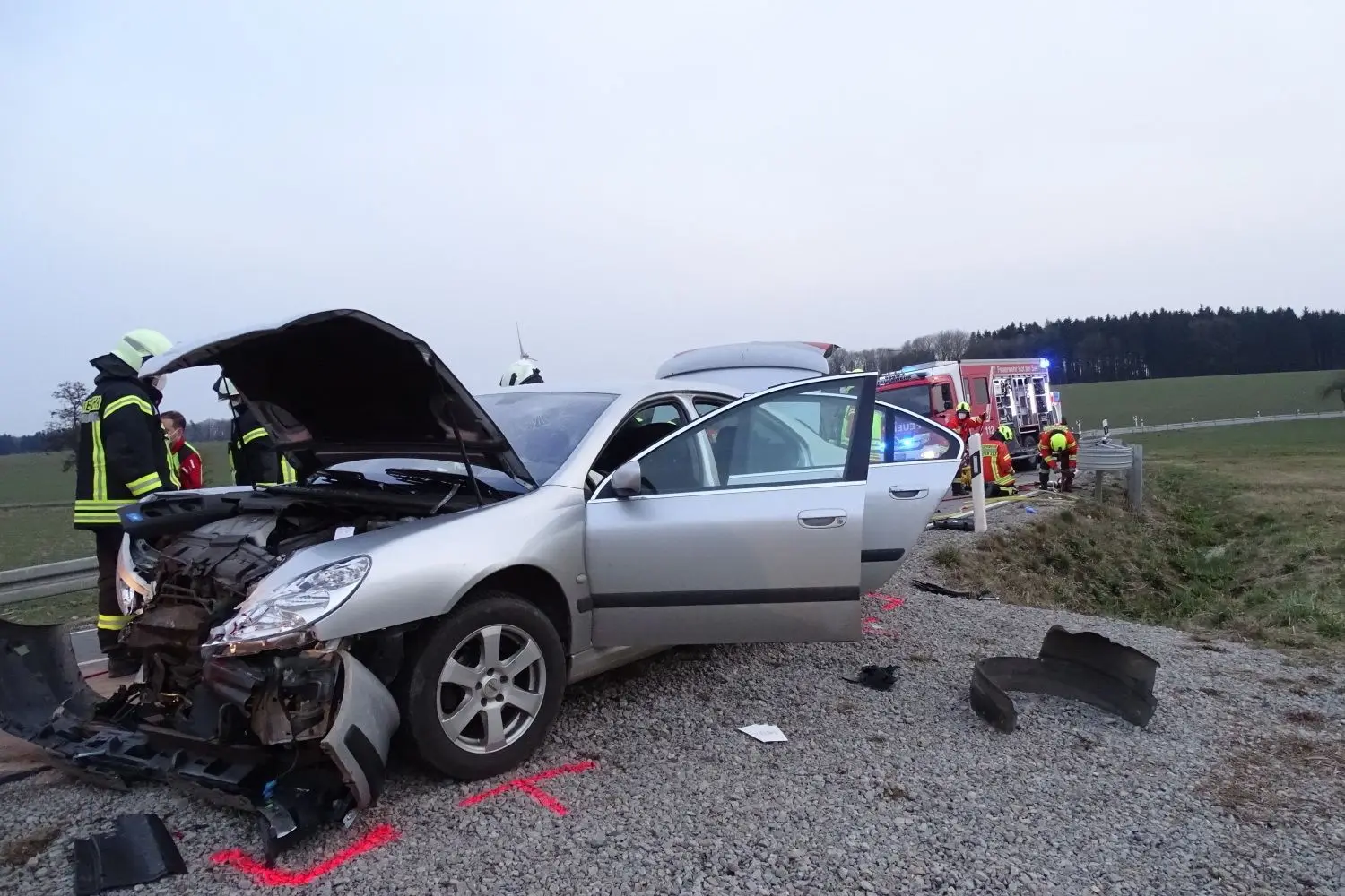 An beiden Fahrzeugen entsteht Totalschaden.