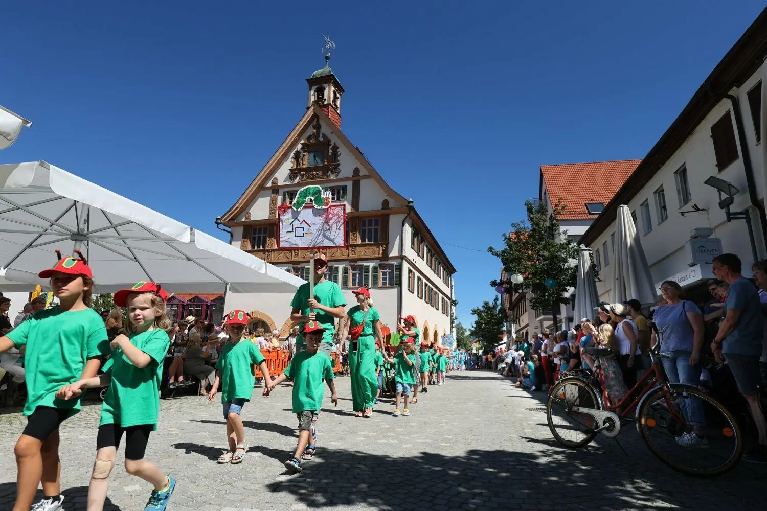 In der Reutlinger Straße verfolgten viele Zuschauer den Festzug.