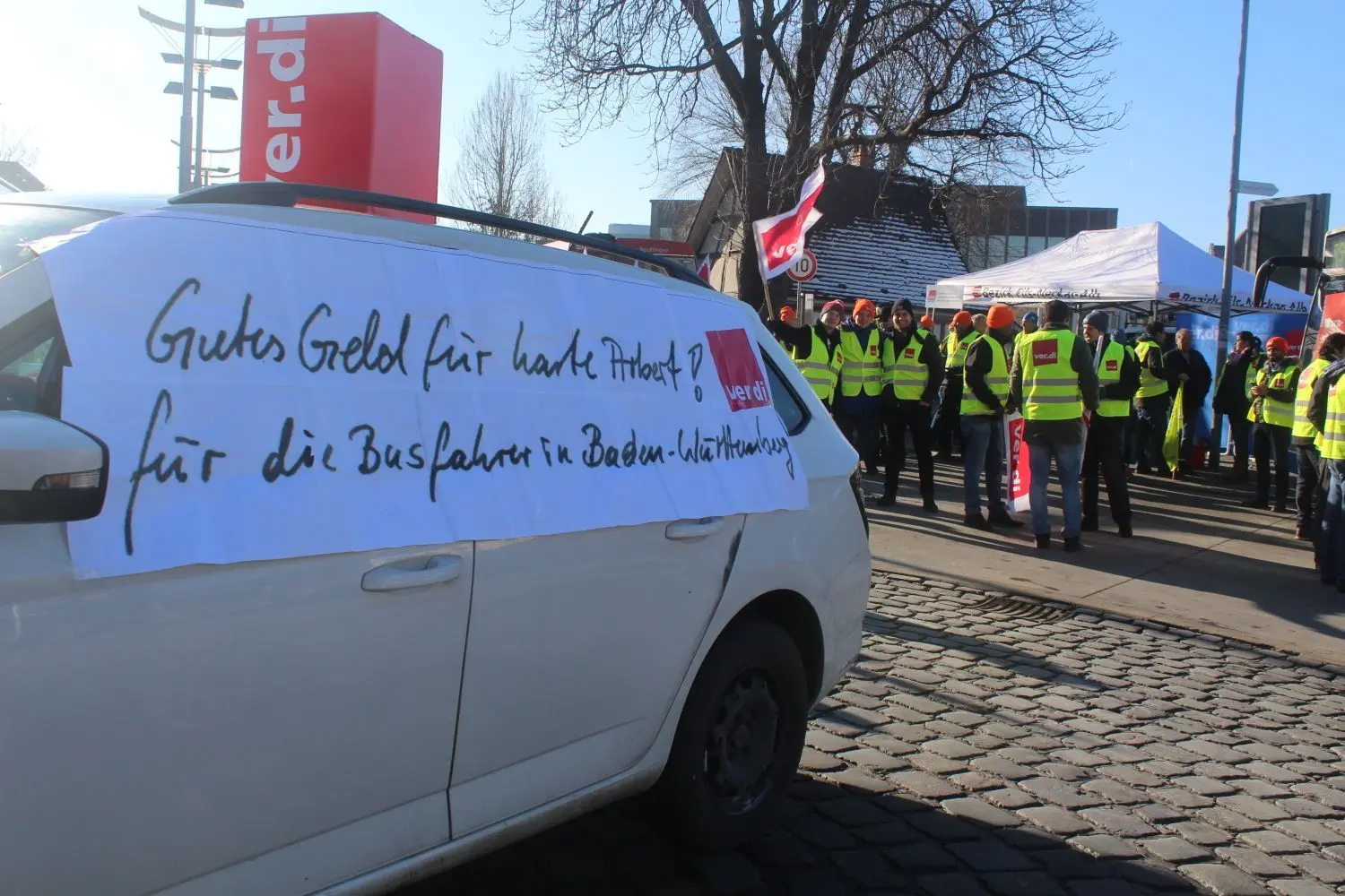 Kämpferische Parolen am ZOB.⇥