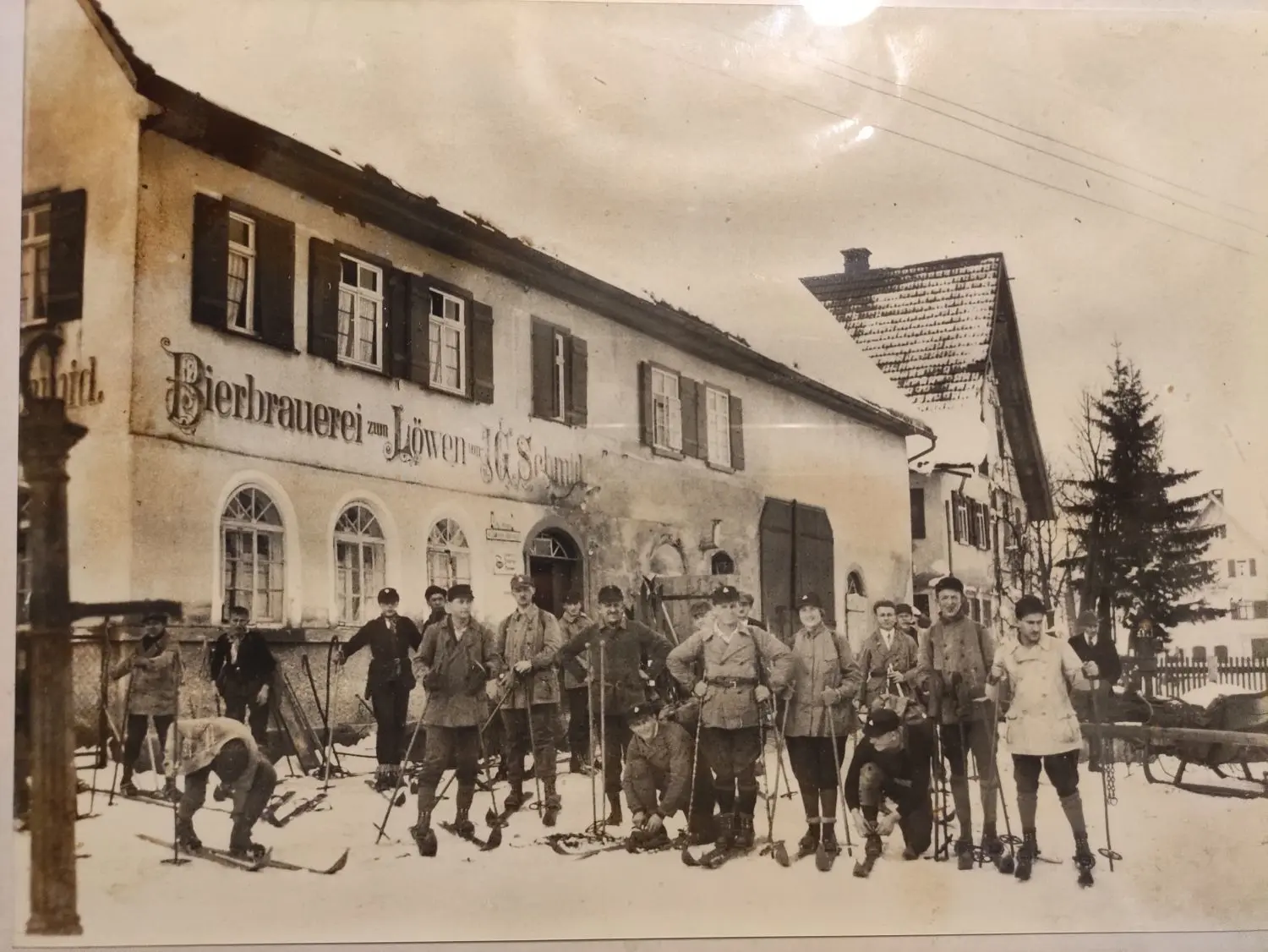 Die Ski-Abteilung des ASV Stuttgart-Ost ließ sich 1922 vor der Bierbrauerei zum Löwen fotografieren. Die Fotos stammen von der Nichte des verstorbenen Löwenwirts Walter Schmid.