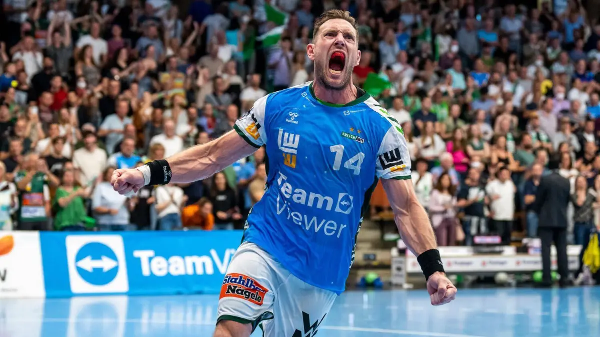 Emotionaler Vulkanausbruch: Frisch-Auf-Abwehrchef Jacob Bagersted, der am Saisonende Göppingen verlässt, dreht nach dem 30:28-Heimsieg über die Rhein-Neckar-Löwen seine persönliche Jubelrunde durch die Arena. An diesem Mittwoch gastiert Lemgo. ⇥
Jacob Bagersted Frisch Auf Goeppingen 14 dreht eine Jubelrunde, Frisch Auf Goeppingen vs. Rhein-Neckar Loewen, 1. Bundesliga, Handball, Herren, 02.06.2022 Frisch Auf Goeppingen vs. Rhein-Neckar Loewen, 1. Bundesliga, Handball, Herren, 02.06.2022 Goeppingen *** Jacob Bagersted Frisch Auf Goeppingen 14 turns a cheer, Frisch Auf Goeppingen vs Rhein Neckar Loewen, 1 Bundesliga, Handball, Men, 02 06 2022 Frisch Auf Goeppingen vs Rhein Neckar Loewen, 1 Bundesliga, Handball, Men, 02 06 2022 Goeppingen Copyright: xEIBNER/MichaelxSchmidtx EP_MST