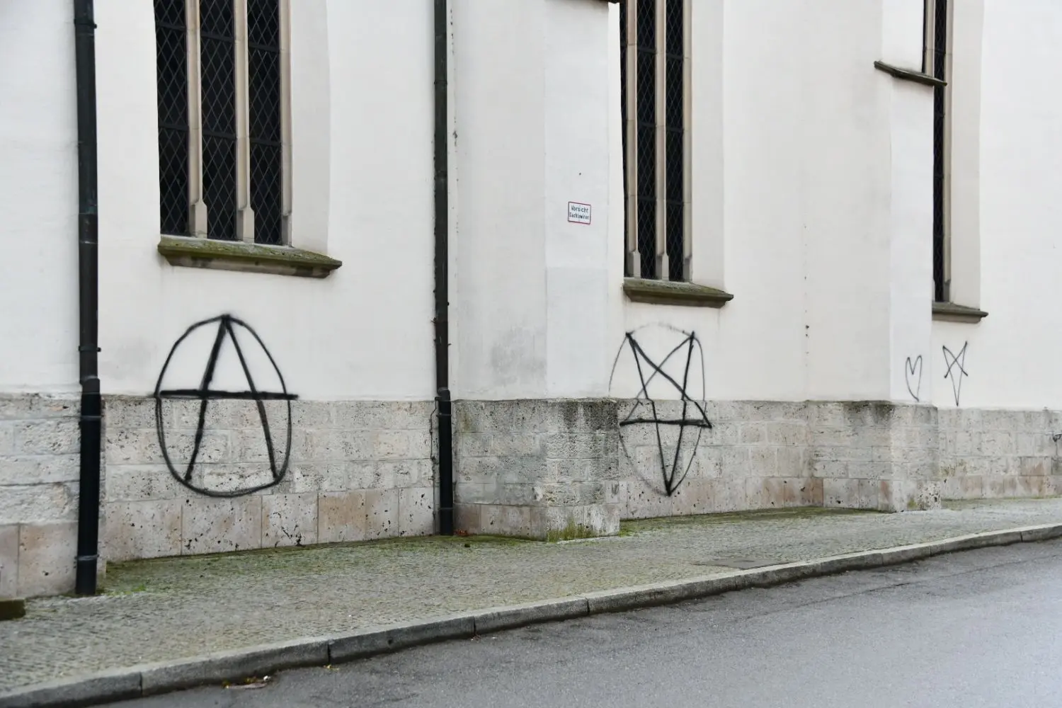 In der Munderkinger Altstadt wurden in der Nacht zum Donnerstag sowohl das frisch sanierte historische Rathaus als auch die Stadtpfarrkirche beschmiert.