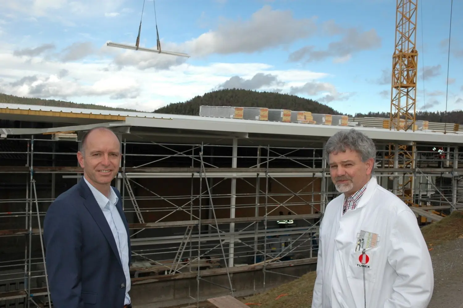 Tubex-Einkaufsleiter Andreas Heck (rechts) zeigte Manfred Haug das aktuelle Bauprojekt.