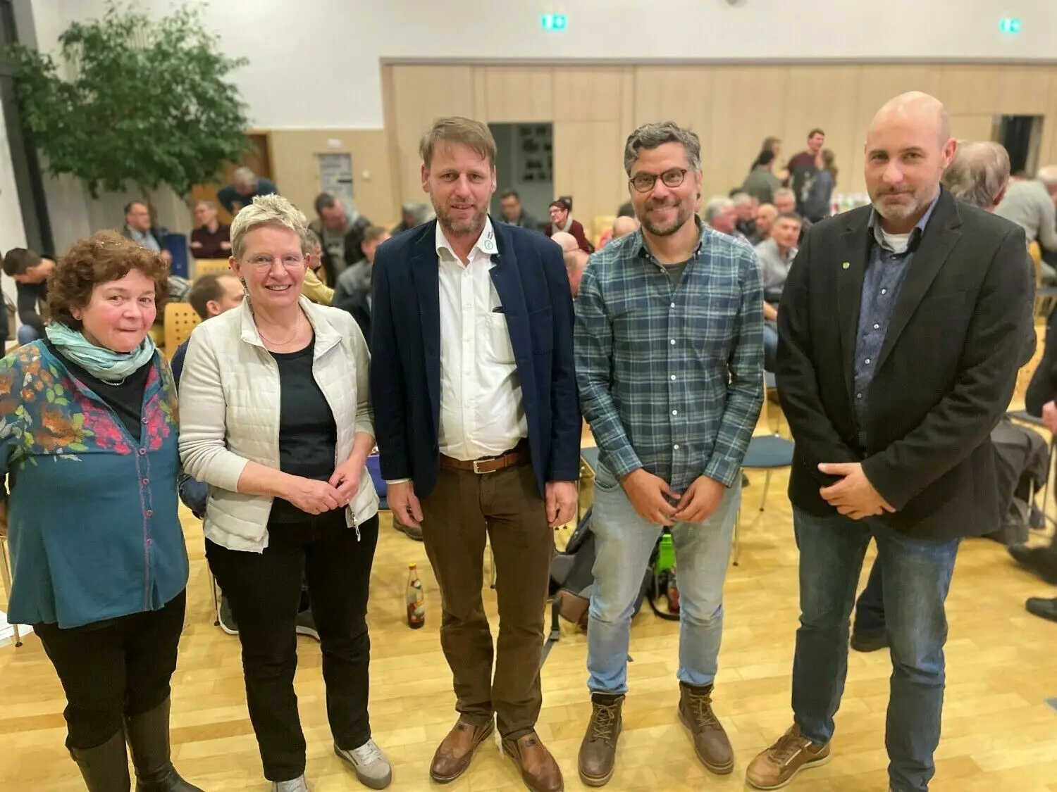 Barbara Hofmann und Veronica Grossenbacher  vom Bauernwerk, Joachim Humpfer vom Maschinenring (von links) und Georg Hahn vom VLF (rechts) dankten dem Referenten Dr. Florian Freund.