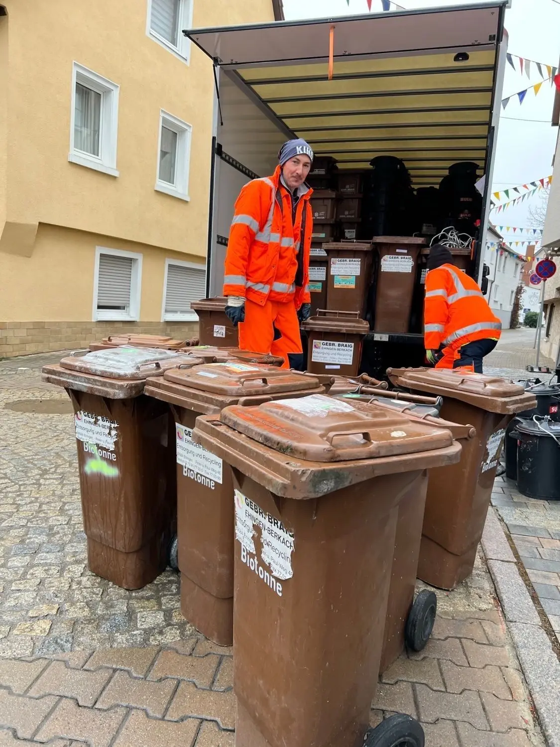 Die alten Mülltonnen werden abgeholt. In der Ehinger Innenstadt ging die Aktion in dieser Woche über die Bühne.