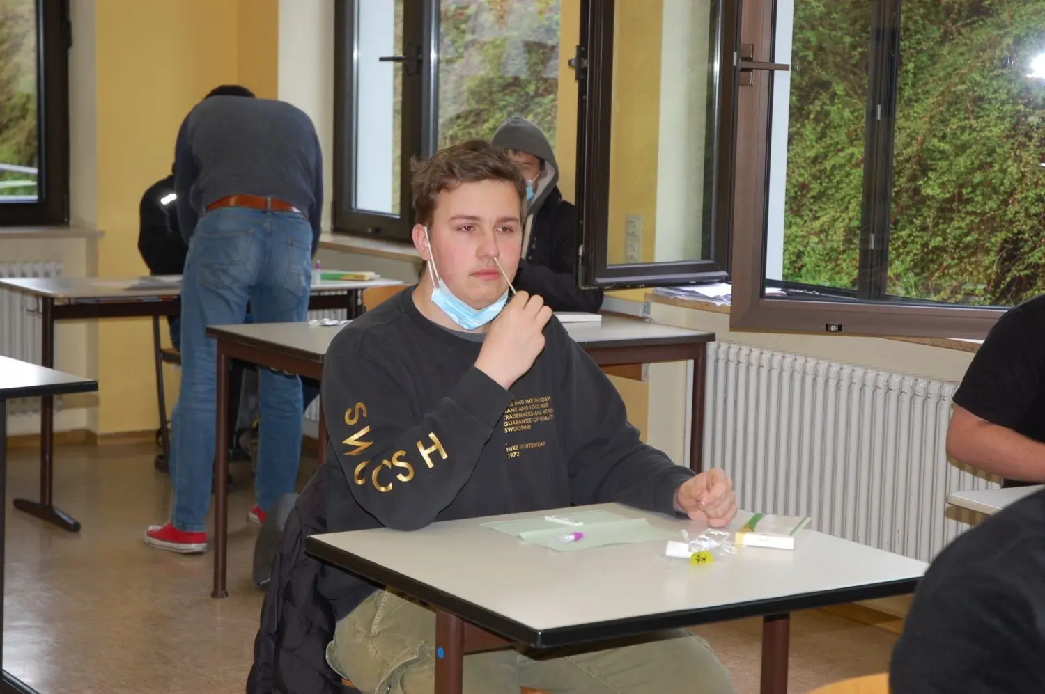Rene Spörke vom Samariterstift Obersontheim testet bei AS-Motor Joshua Gärner, der seine Bachelor-Arbeit im Unternehmen schreibt. Theresa Seitz nimmt Abstriche im Testzentrum Oberes Bühlertal. Heute hat sie Bürgermeister Florian Fallenbüchel als Kunden. Und Kamil Rzecholka aus Obersontheim ist glücklich, dass er dank Selbsttest am Präsenzunterricht teilnehmen kann. ⇥⇥