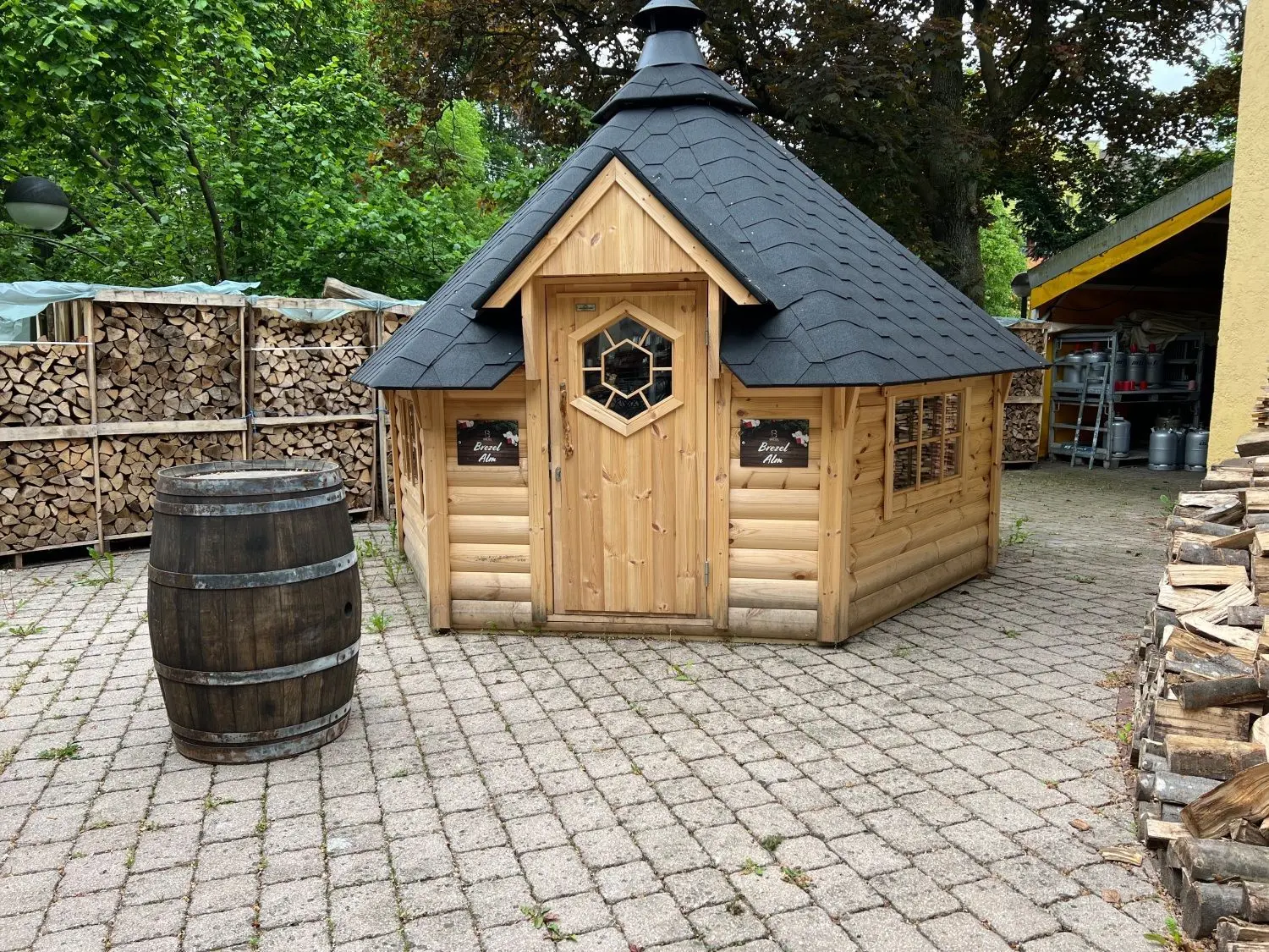 Und auch sonst ist die Location jetzt für alle Wetter gerüstet: Die Grill-Hütten des Winterzaubers bieten über die Sommermonate den Gästen ein Dach.
