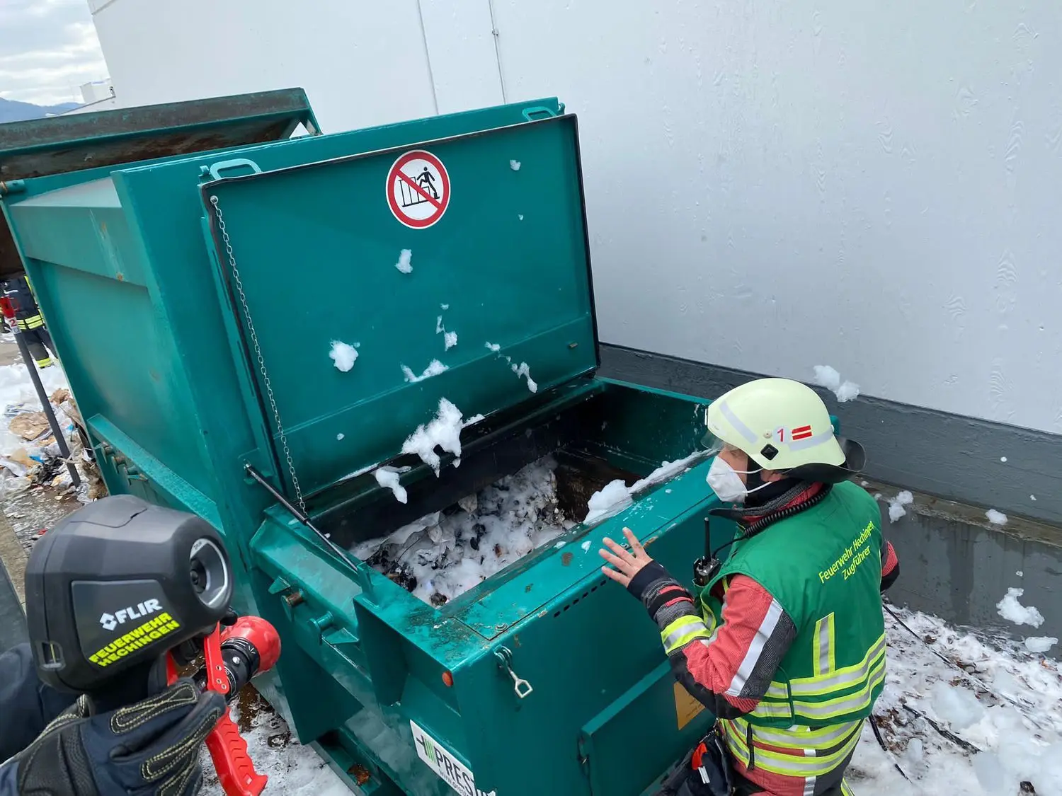 Beim "Kaufland" in der Hechinger Kaullastraße brannte eine Müllpresse. Die Hechinger Feuerwehr löschte.