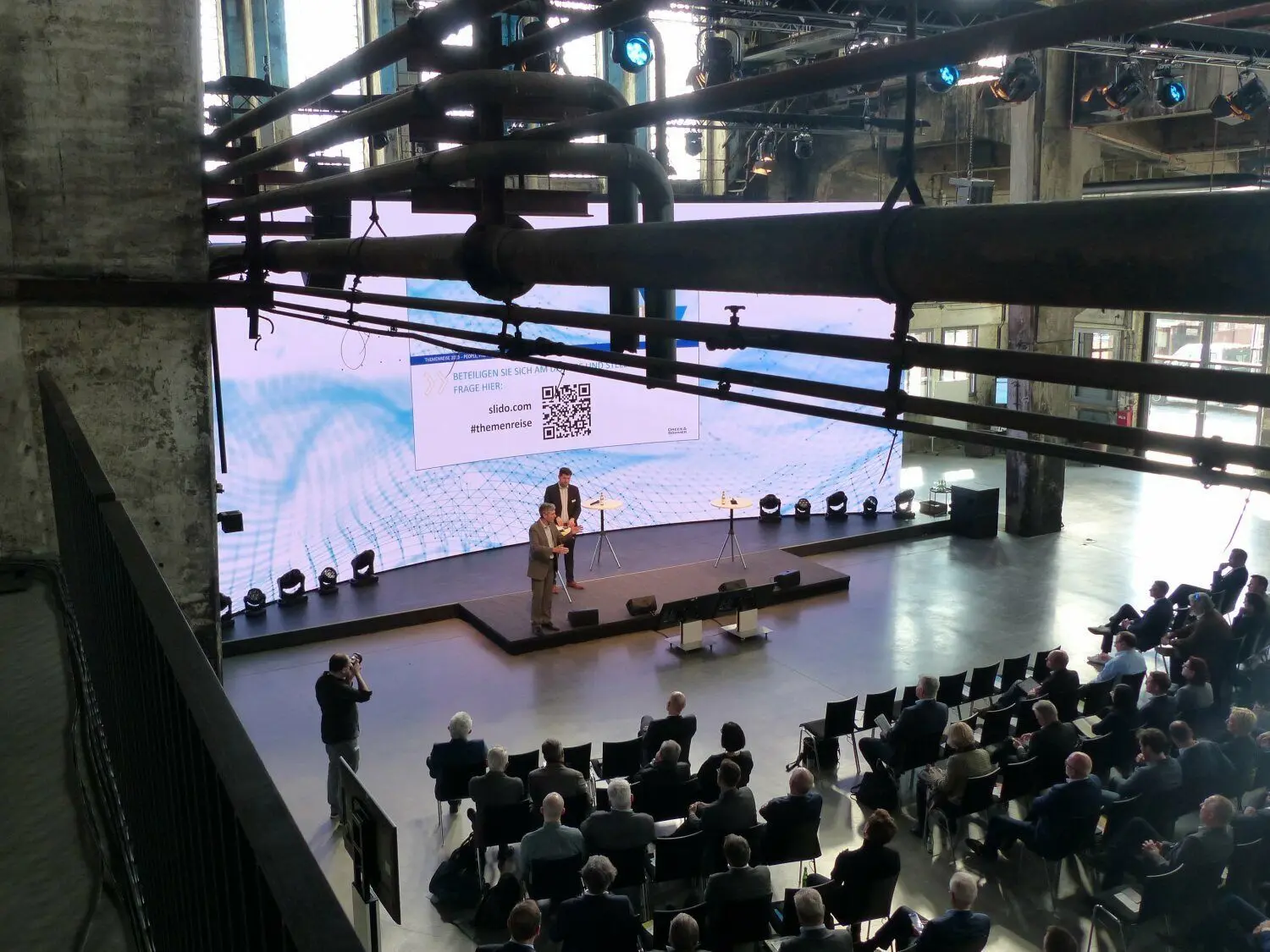 Am Donnerstag referierte Automobil-Experte Prof. Dr. Ferdinand Dudenhöffer vor gut 200 Zuhörern in der Schmiedehalle.⇥
