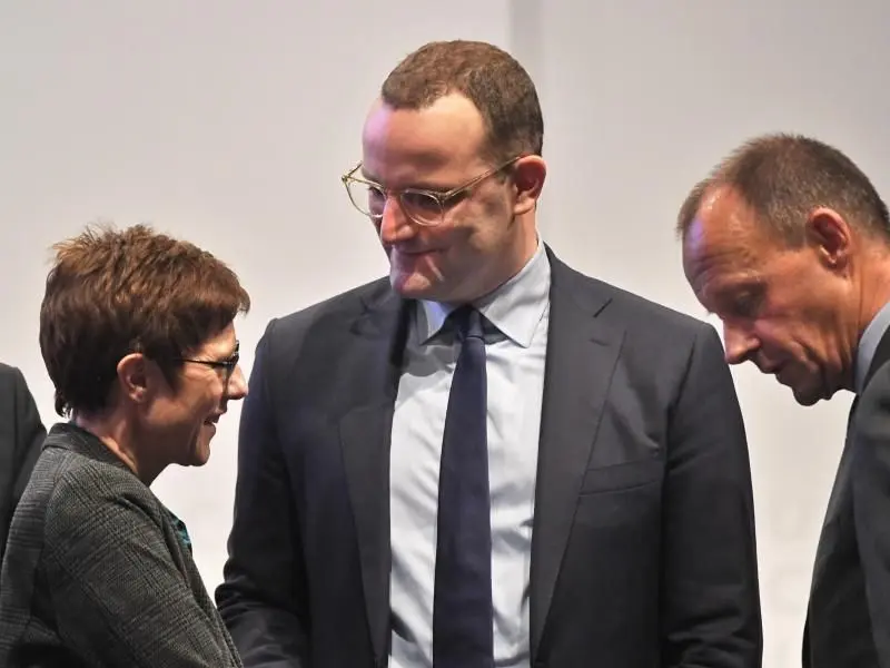 Erste Regionalkonferenz mit den Kandidaten für den CDU-Vorsitz: Gesundheitsminister Spahn zwischen Generalsekretärin Kramp-Karrenbauer und Ex-Unionsfraktionschef Merz.